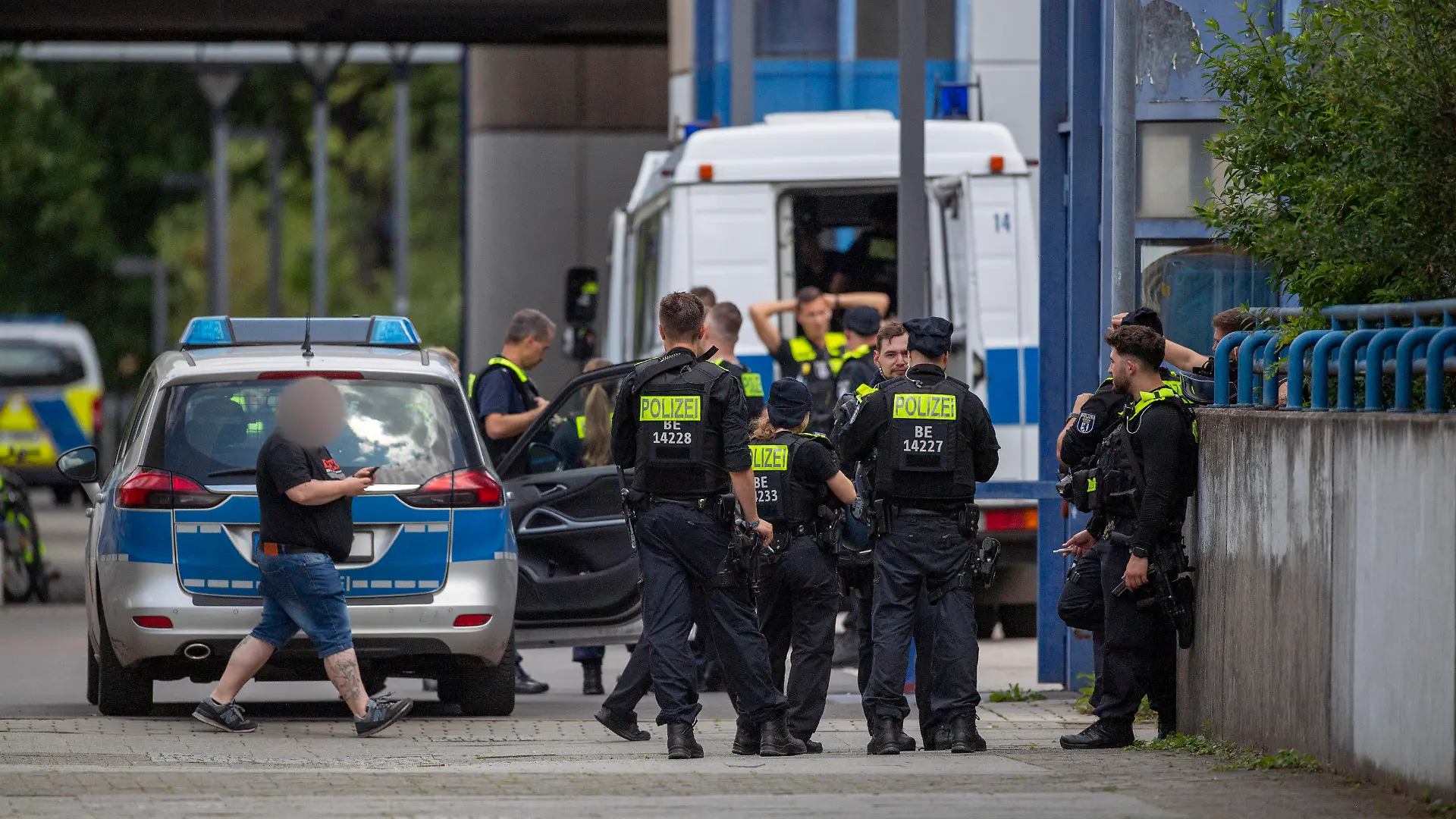 ARCHIV - 28.06.2023, Berlin: Polizei steht nach mehreren Notrufen vor einer Schule in Berlin Kreuzberg. (zu dpa: «Polizeistatistik: Gewalttaten an Berliner Schulen nehmen zu») Foto: Christophe Gateau/dpa +++ dpa-Bildfunk +++
