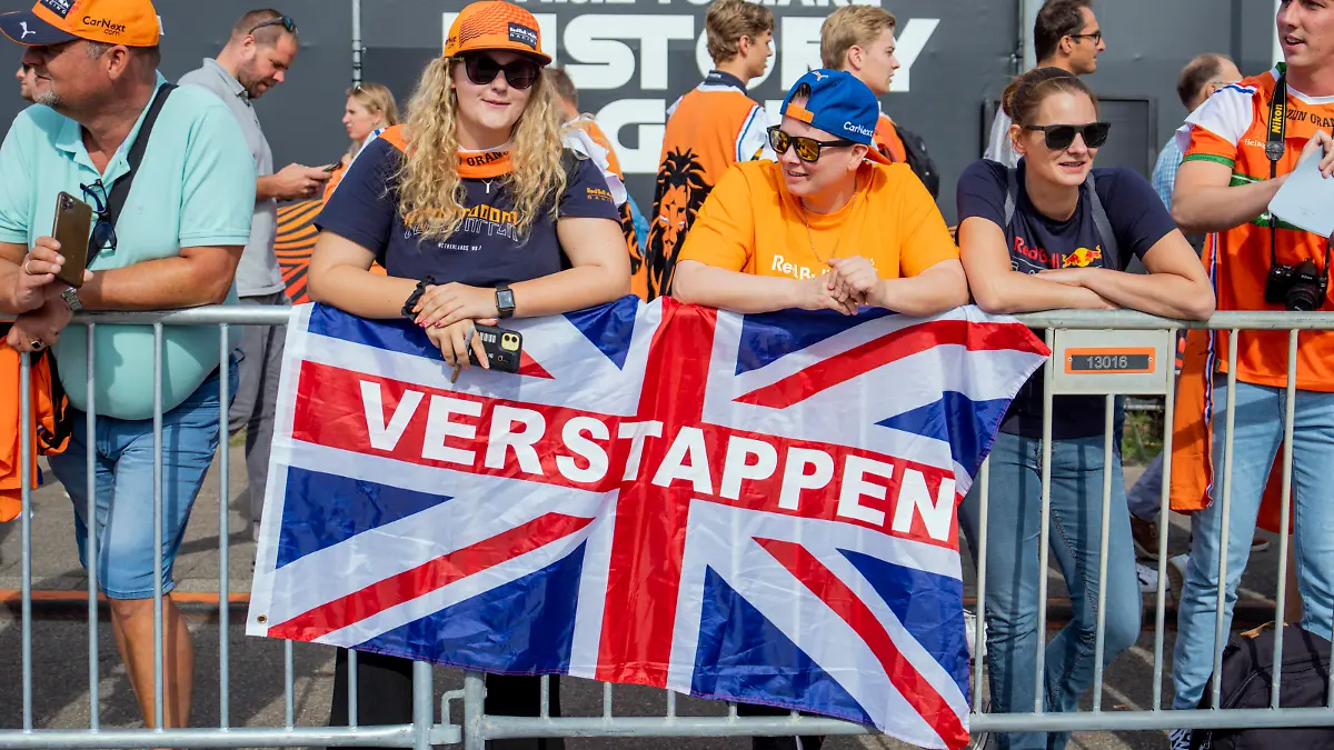 Formel 1: Zandvoort Curcuit Zandvoort, Nederland 20220902. Max Verstappen-fans pa plass pa Zandvoort Circuit under 12. runde i F1. Foto: Beate Oma Dahle / NTB Zandvoort Nederland Ref:_SPOugMK9sZmWro.jpg *** Formula 1 Zandvoort Curcuit Zandvoort, Netherlands 20220902 Max Verstappen fans in place at Zandvoort Circuit during round 12 in F1 Photo Beate Oma Dahle NTB Zandvoort Netherlands PUBLICATIONxNOTxINxNORxSWExDENxFINxBELxFRAxICExITAxPORxIRLxLUX Copyright: xBeatexOmaxDahlex/xNTBx