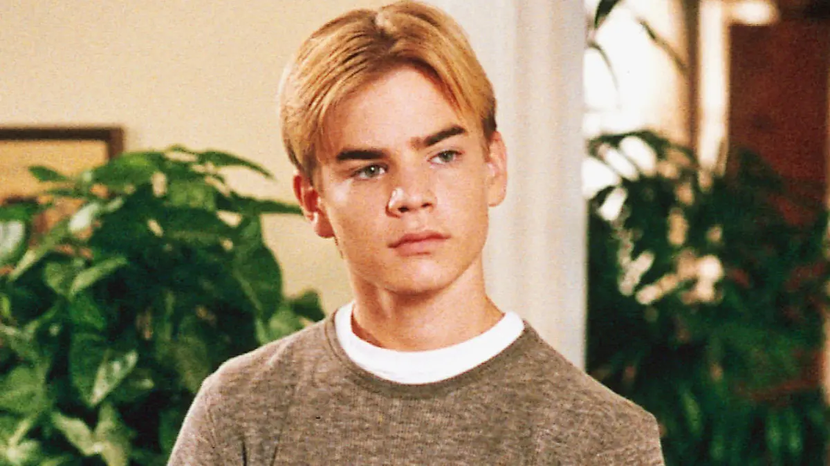 Simon (David Gallagher) ist schon ganz aufgeregt. Er hat sein erstes Date mit seiner Traumfrau.