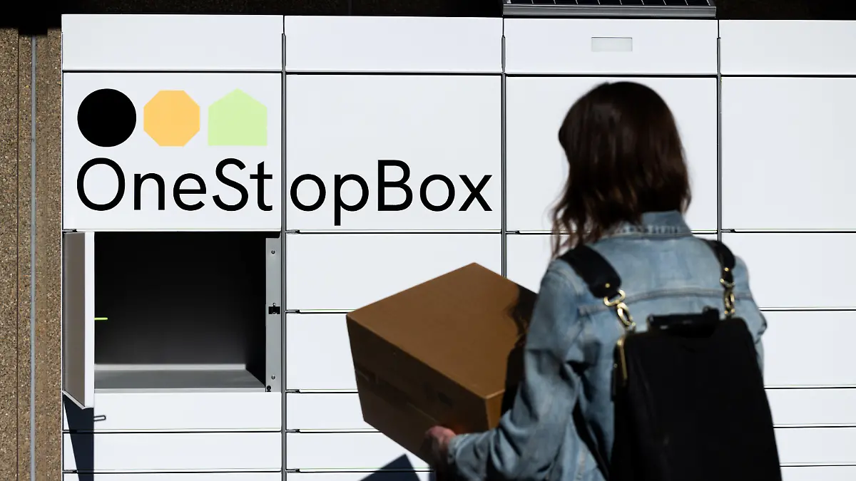 PRODUKTION - 14.03.2024, Nordrhein-Westfalen, Bonn: Eine Paketstation ohne Label von OneStopBox, einer Tochterfirma der Deutschen Post DHL, steht unweit der Konzernzentrale. Die Deutsche Post DHL hat eine Tochterfirma gegründet, die White-Label-Paketautomaten aufstellen soll: Die Automaten sollen künftig auch andere Firmen und Mitbewerber nutzen können, also anders als die bisherigen gelben Packstationen. Foto: Rolf Vennenbernd/dpa +++ dpa-Bildfunk +++