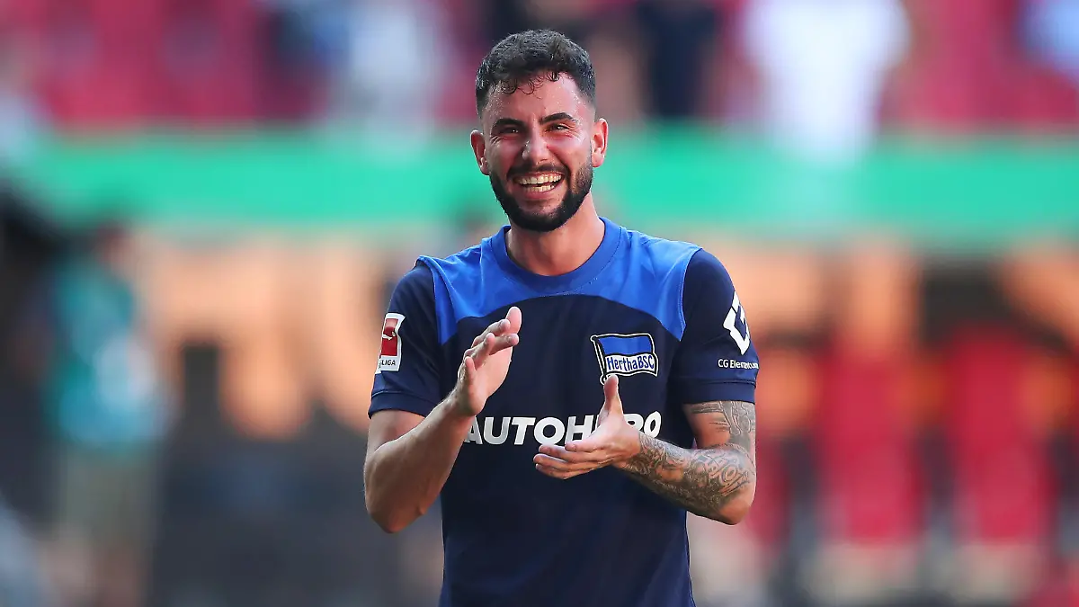 AUGSBURG, GERMANY - SEPTEMBER 04: Marco Richter of Hertha BSC applauds fans following their sides victory after the Bundesliga match between FC Augsburg and Hertha BSC at WWK-Arena on September 04, 2022 in Augsburg, Germany. (Photo by Christian Kaspar-Bartke/Getty Images)