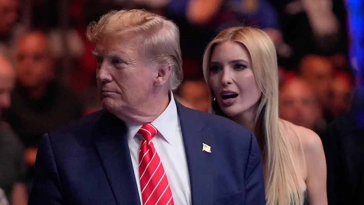 10.03.2024, USA, Miami: Donald Trump (l-r), ehemaliger US-Präsident, spricht mit seiner Tochter Ivanka Trump vor Beginn eines UFC 299 Mixed Martial Arts-Kampfes. Foto: Wilfredo Lee/AP +++ dpa-Bildfunk +++