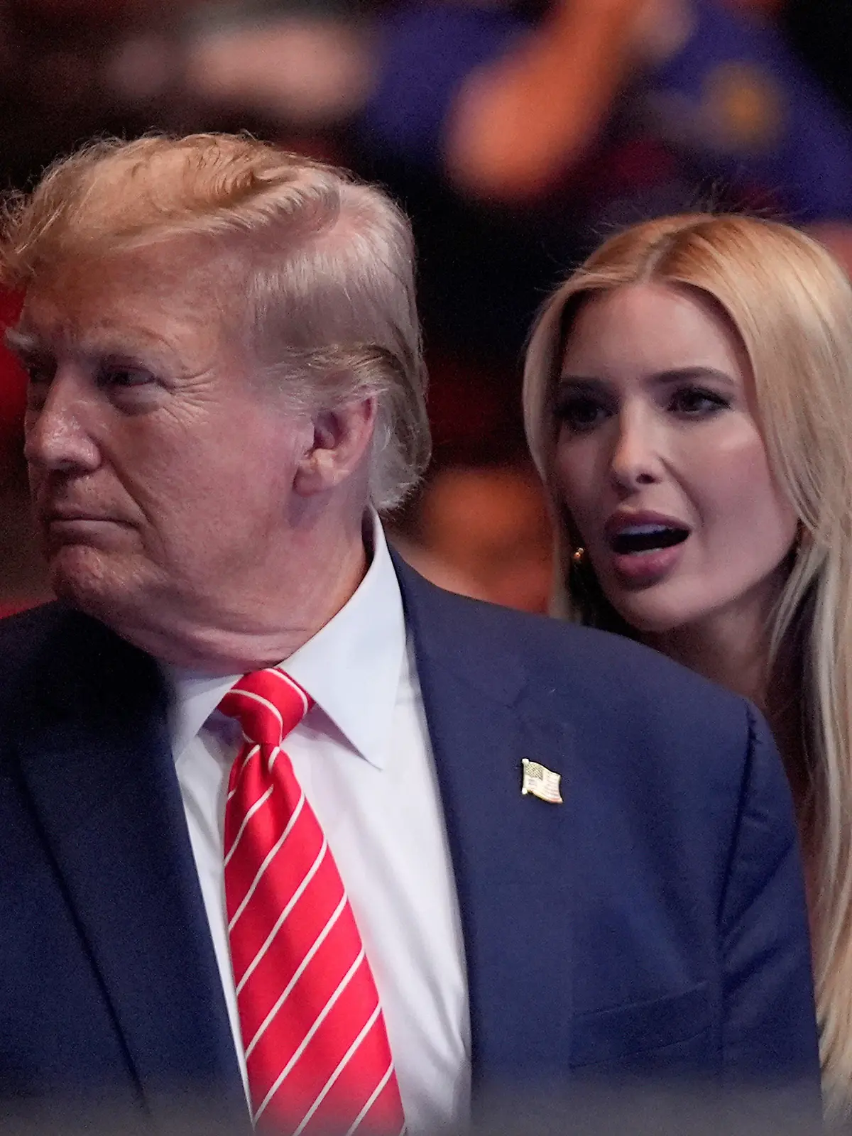 10.03.2024, USA, Miami: Donald Trump (l-r), ehemaliger US-Präsident, spricht mit seiner Tochter Ivanka Trump vor Beginn eines UFC 299 Mixed Martial Arts-Kampfes. Foto: Wilfredo Lee/AP +++ dpa-Bildfunk +++
