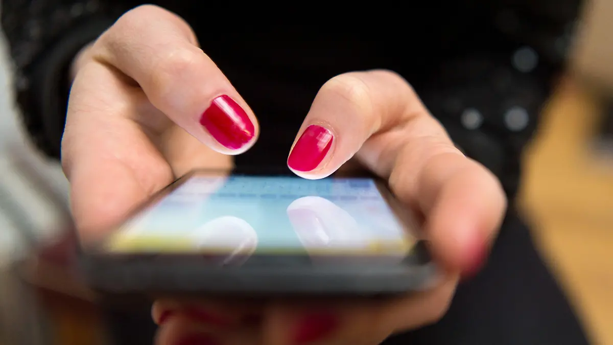 ARCHIV - 28.03.2017, Berlin: ILLUSTRATION - Eine Frau tippt auf einem Smartphone. (zu dpa "Forscher entdecken Sicherheitslücke im SMS-Nachfolger RCS") Foto: Sebastian Gollnow/dpa +++ dpa-Bildfunk +++