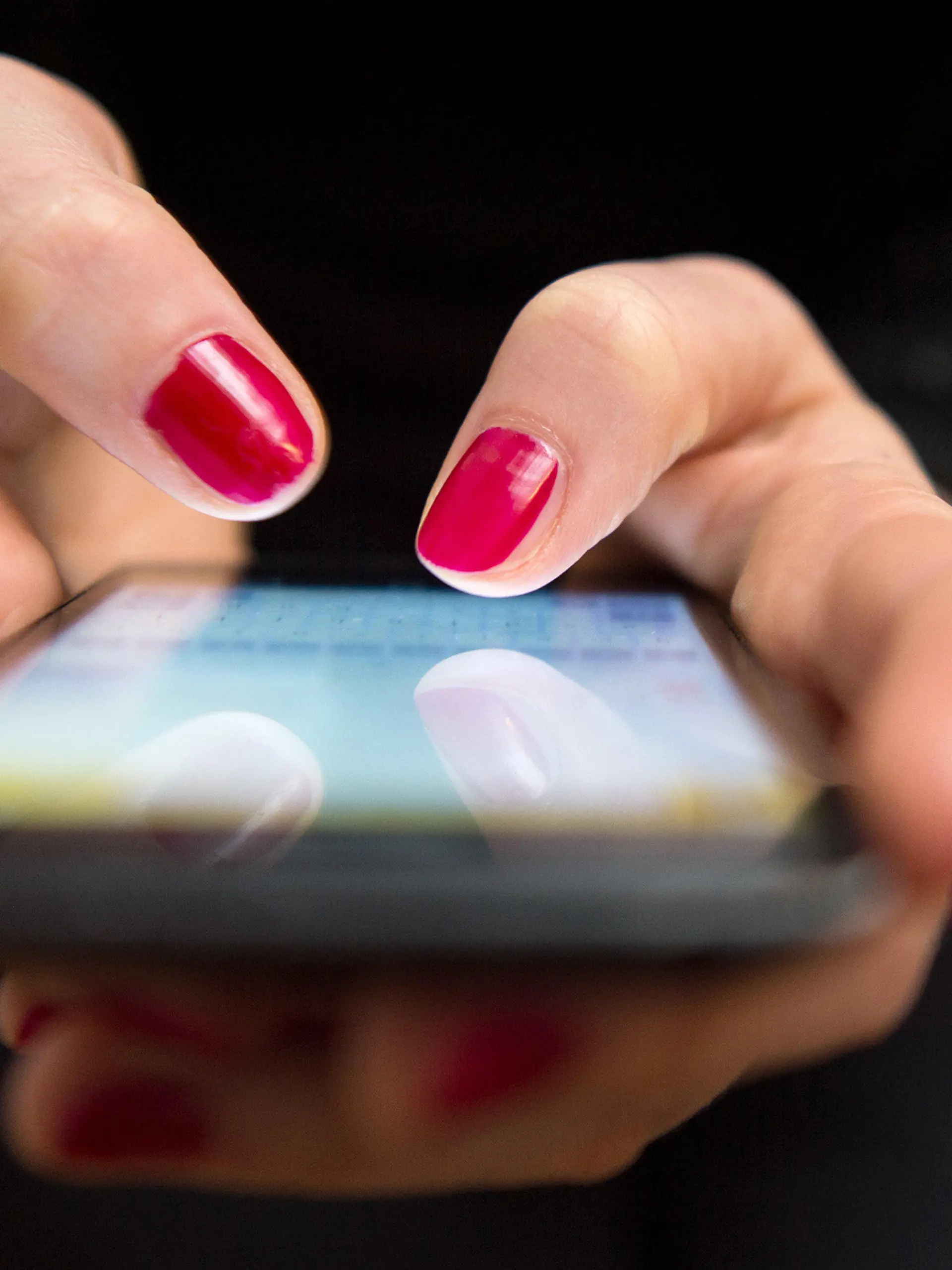 ARCHIV - 28.03.2017, Berlin: ILLUSTRATION - Eine Frau tippt auf einem Smartphone. (zu dpa "Forscher entdecken Sicherheitslücke im SMS-Nachfolger RCS") Foto: Sebastian Gollnow/dpa +++ dpa-Bildfunk +++