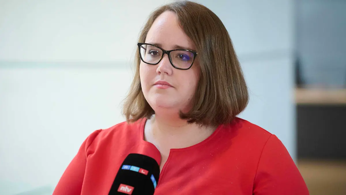  Berlin, Ricarda Lang gibt Interview im Bundestag Ricarda Lang Co-Bundesvorsitzende von Bündnis 90/Die Grünen während eines Interviews am Rande der Sitzung des Deutschen Bundestag am 24.06.2022 in Berlin. Berlin Bundestag Berlin Deutschland *** Berlin, Ricarda Lang gives interview in the Bundestag Ricarda Lang Co Federal Chairwoman of Bündnis 90 Die Grünen during an interview on the sidelines of the session of the German Bundestag on 24 06 2022 in Berlin Berlin Bundestag Berlin Germany