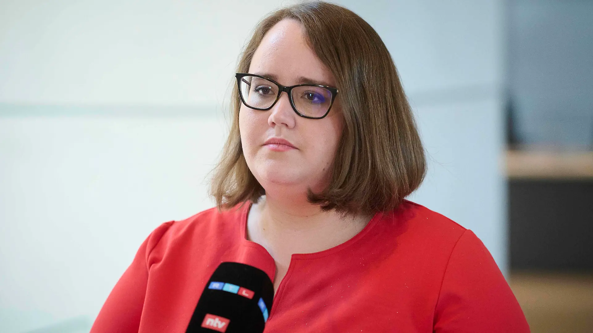 Berlin, Ricarda Lang gibt Interview im Bundestag Ricarda Lang Co-Bundesvorsitzende von Bündnis 90/Die Grünen während eines Interviews am Rande der Sitzung des Deutschen Bundestag am 24.06.2022 in Berlin. Berlin Bundestag Berlin Deutschland *** Berlin, Ricarda Lang gives interview in the Bundestag Ricarda Lang Co Federal Chairwoman of Bündnis 90 Die Grünen during an interview on the sidelines of the session of the German Bundestag on 24 06 2022 in Berlin Berlin Bundestag Berlin Germany