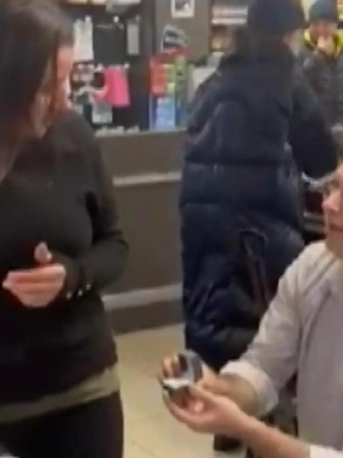 Im irischen Oughterard macht Michael Ward an seinem Arbeitsplatz, einem Supermarkt, seiner Freundin Sandra  einen Heiratsantrag. Wie sie darauf reagiert?
