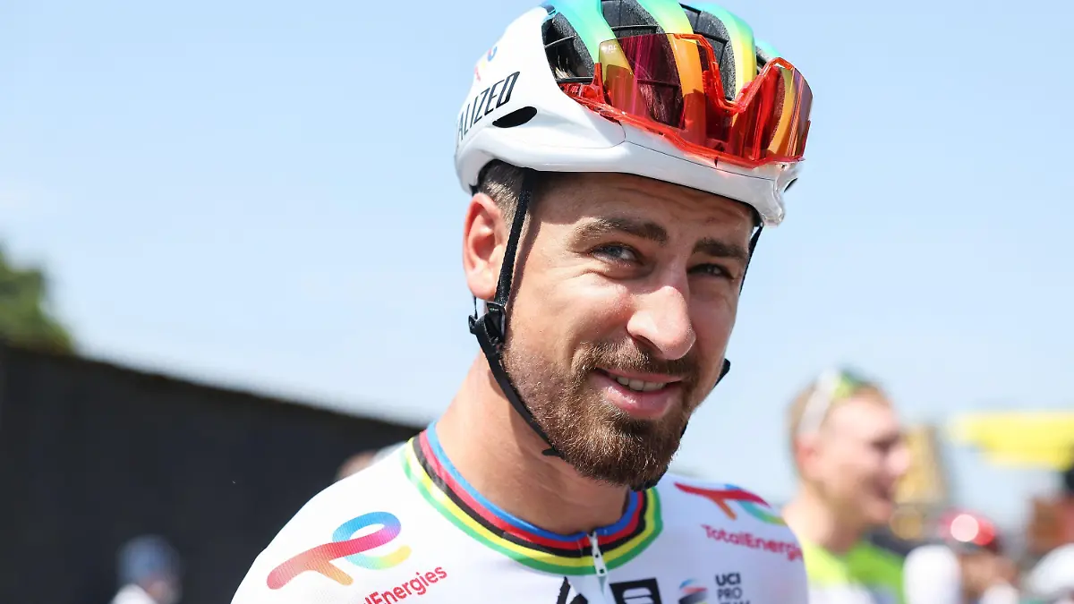 ARCHIV - 11.07.2023, Frankreich, Vulcania: Radsport: UCI WorldTour - Tour de France, Vulcania - Issoire (167,20 km), 10. Etappe: Peter Sagan aus der Slowakei von Total Direct Energie vor dem Start. Der Slowake muss am Herzen operiert werden. (zu dpa: ««Boxenstopp»: Früherer Rad-Weltmeister Sagan vor Herz-OP») Foto: David Pintens/Belga/dpa +++ dpa-Bildfunk +++
