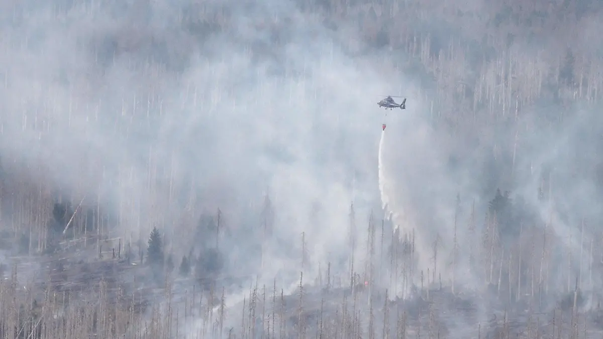 04.09.2022, Sachsen-Anhalt, Schierke: Mit Löschhubschraubern wird das Feuer am Brocken bekämpft. Insgesamt 5 Löschhubschrauber sind im Einsatz. Foto: Christian Butt/nordwestmedia/NMW/dpa +++ dpa-Bildfunk +++