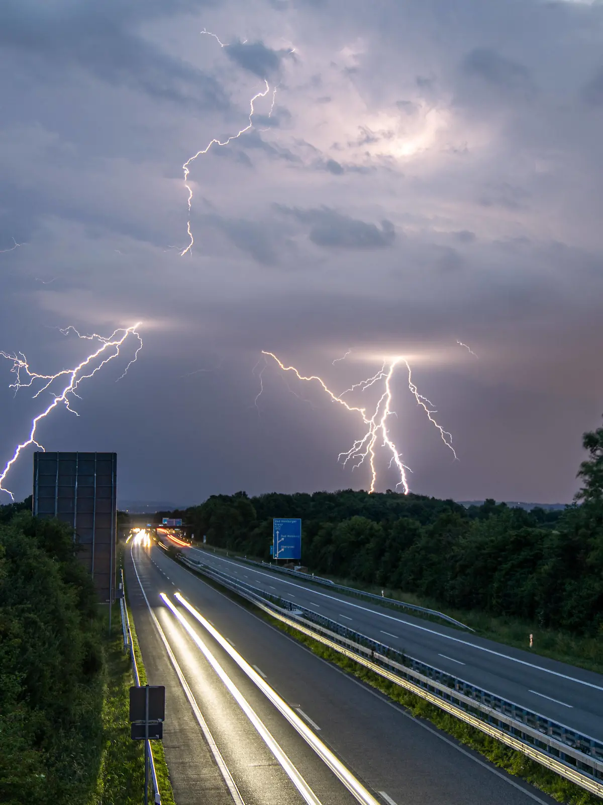  Gewitter in Hessen 13.06.2020, Oberursel Hessen: Blitze eines Gewitters sind am späten Abend am Himmel über der Autobahn 661 zu sehen. Schwere Gewitter sind in der Nacht über Teile von Hessen gezogen., Oberursel Deutschland *** Thunderstorms in Hesse 13 06 2020, Oberursel Hesse Lightning of a thunderstorm can be seen in the late evening in the sky above the Autobahn 661 Heavy thunderstorms have moved over parts of Hesse at night , Oberursel Germany