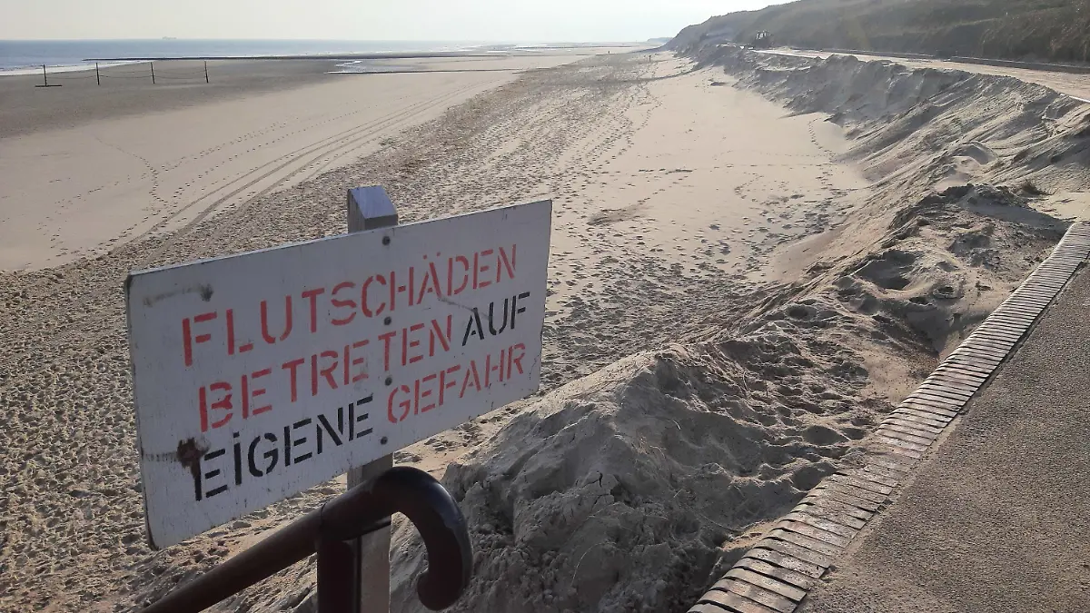PRODUKTION - 14.03.2024, Niedersachsen, Wangerooge: Ein Schild mit der Aufschrift «Flutschäden Betreten auf eigene Gefahr» weist am Strand der ostfriesischen Insel Wangerooge auf fehlenden Sand am Strand hin. Die bisherige Sturmflutsaison hat auf einigen Nordseeinsel deutliche Schäden an den Badestränden angerichtet. (zu dpa «Eine ziemlich Katastrophe» - Inseln fehlen nach Sturmfluten Badestrände") Foto: -/dpa +++ dpa-Bildfunk +++