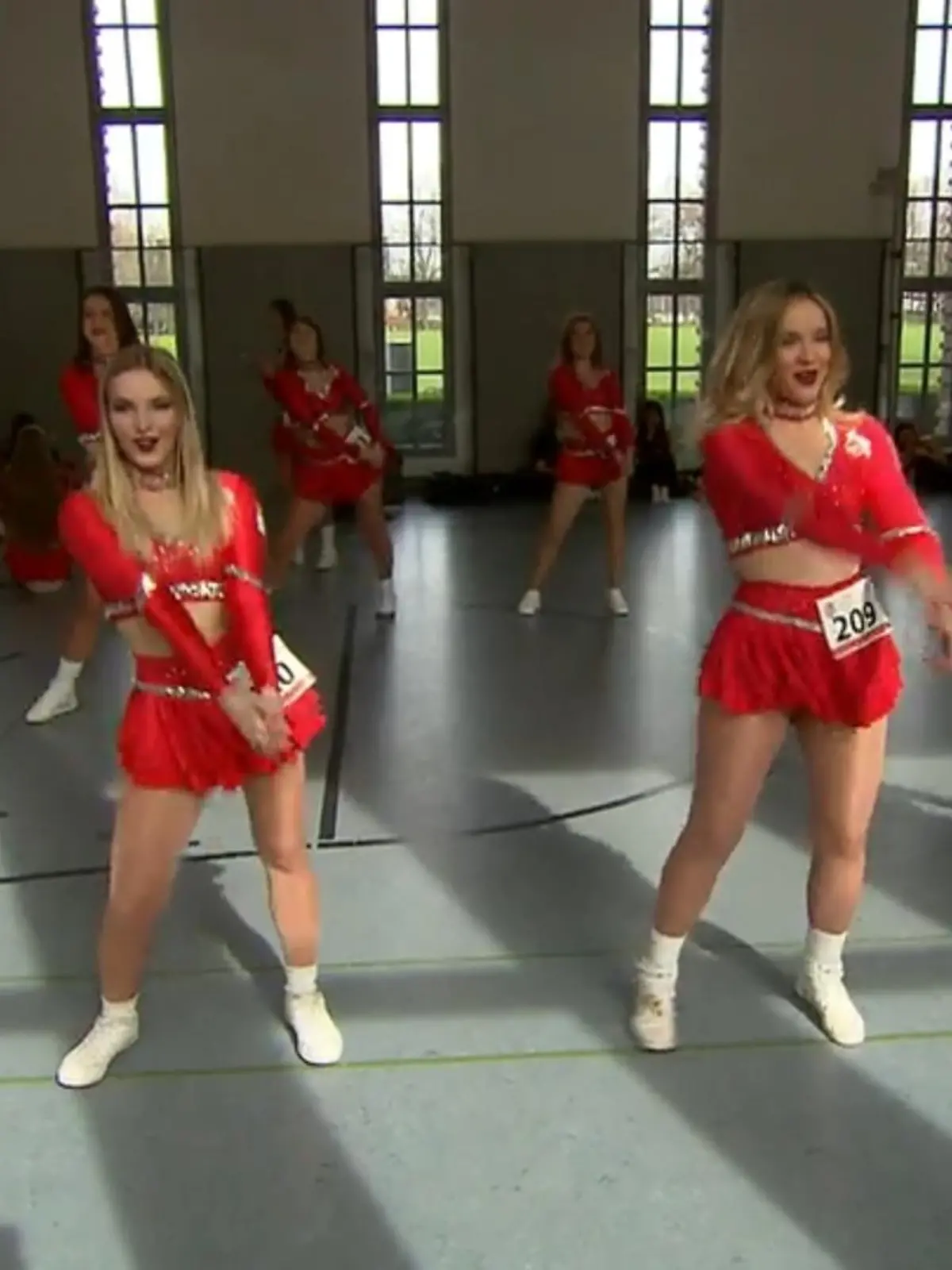 Bild zu: "Club sucht neue Cheerleader"