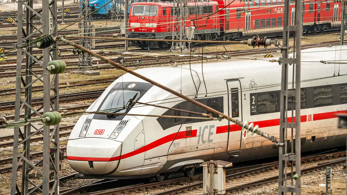 ICE und Regionalzug der Bahn, drohende Streiks der Lokführergewerkschaft GDL, München, März 2024 Deutschland, München, Februar 2024, ICE und Regionalzug der Deutschen Bahn am Münchner Hauptbahnhof, nächster GDL Streik in Sicht, Verhandlungen zwischen GDL und Bahn sind gescheitert, Symbolfoto leere Bahngleise, Streik der Lokführergewerkschaft GDL, Streik im Personenverkehr, weitere massive Beeinträchtigungen des Bahnverkehrs drohen, Regional- und Fernverkehr sind betroffen, die GDL fordert deutlich mehr Lohn, und Reduzierung der Arbeitszeit auf 35 Stunden pro Woche, Tarifrunde, Tarifverhandlungen, Gewerkschaft, Deutsche Bahn, Verkehr, Bahnverkehr, Winter, Bayern, *** ICE and regional train of Deutsche Bahn, imminent strikes of the tr