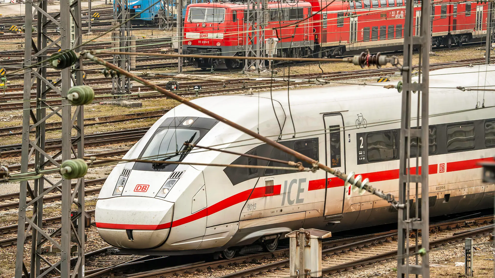ICE und Regionalzug der Bahn, drohende Streiks der Lokführergewerkschaft GDL, München, März 2024 Deutschland, München, Februar 2024, ICE und Regionalzug der Deutschen Bahn am Münchner Hauptbahnhof, nächster GDL Streik in Sicht, Verhandlungen zwischen GDL und Bahn sind gescheitert, Symbolfoto leere Bahngleise, Streik der Lokführergewerkschaft GDL, Streik im Personenverkehr, weitere massive Beeinträchtigungen des Bahnverkehrs drohen, Regional- und Fernverkehr sind betroffen, die GDL fordert deutlich mehr Lohn, und Reduzierung der Arbeitszeit auf 35 Stunden pro Woche, Tarifrunde, Tarifverhandlungen, Gewerkschaft, Deutsche Bahn, Verkehr, Bahnverkehr, Winter, Bayern, *** ICE and regional train of Deutsche Bahn, imminent strikes of the tr