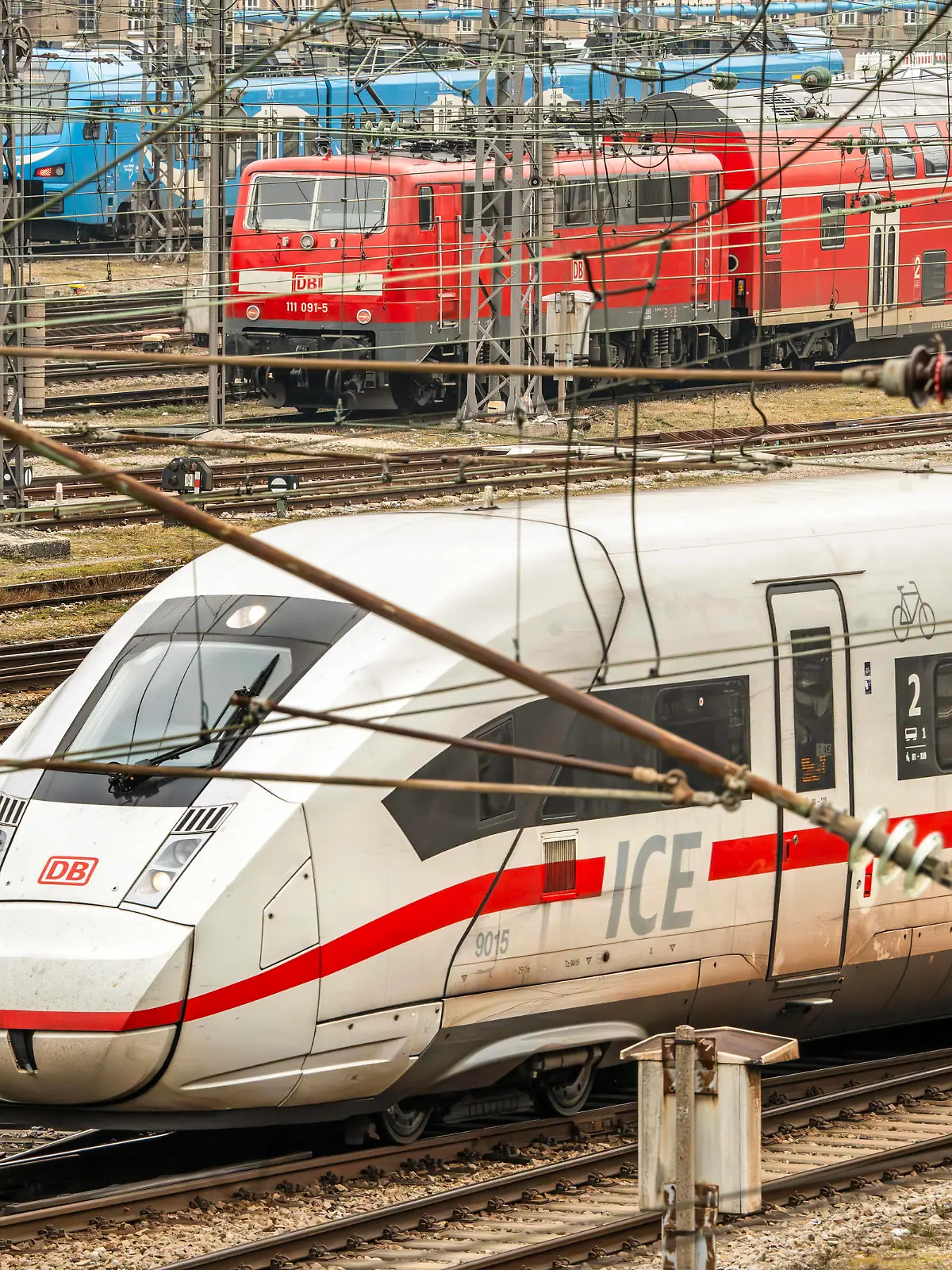 ICE und Regionalzug der Bahn, drohende Streiks der Lokführergewerkschaft GDL, München, März 2024 Deutschland, München, Februar 2024, ICE und Regionalzug der Deutschen Bahn am Münchner Hauptbahnhof, nächster GDL Streik in Sicht, Verhandlungen zwischen GDL und Bahn sind gescheitert, Symbolfoto leere Bahngleise, Streik der Lokführergewerkschaft GDL, Streik im Personenverkehr, weitere massive Beeinträchtigungen des Bahnverkehrs drohen, Regional- und Fernverkehr sind betroffen, die GDL fordert deutlich mehr Lohn, und Reduzierung der Arbeitszeit auf 35 Stunden pro Woche, Tarifrunde, Tarifverhandlungen, Gewerkschaft, Deutsche Bahn, Verkehr, Bahnverkehr, Winter, Bayern, *** ICE and regional train of Deutsche Bahn, imminent strikes of the tr