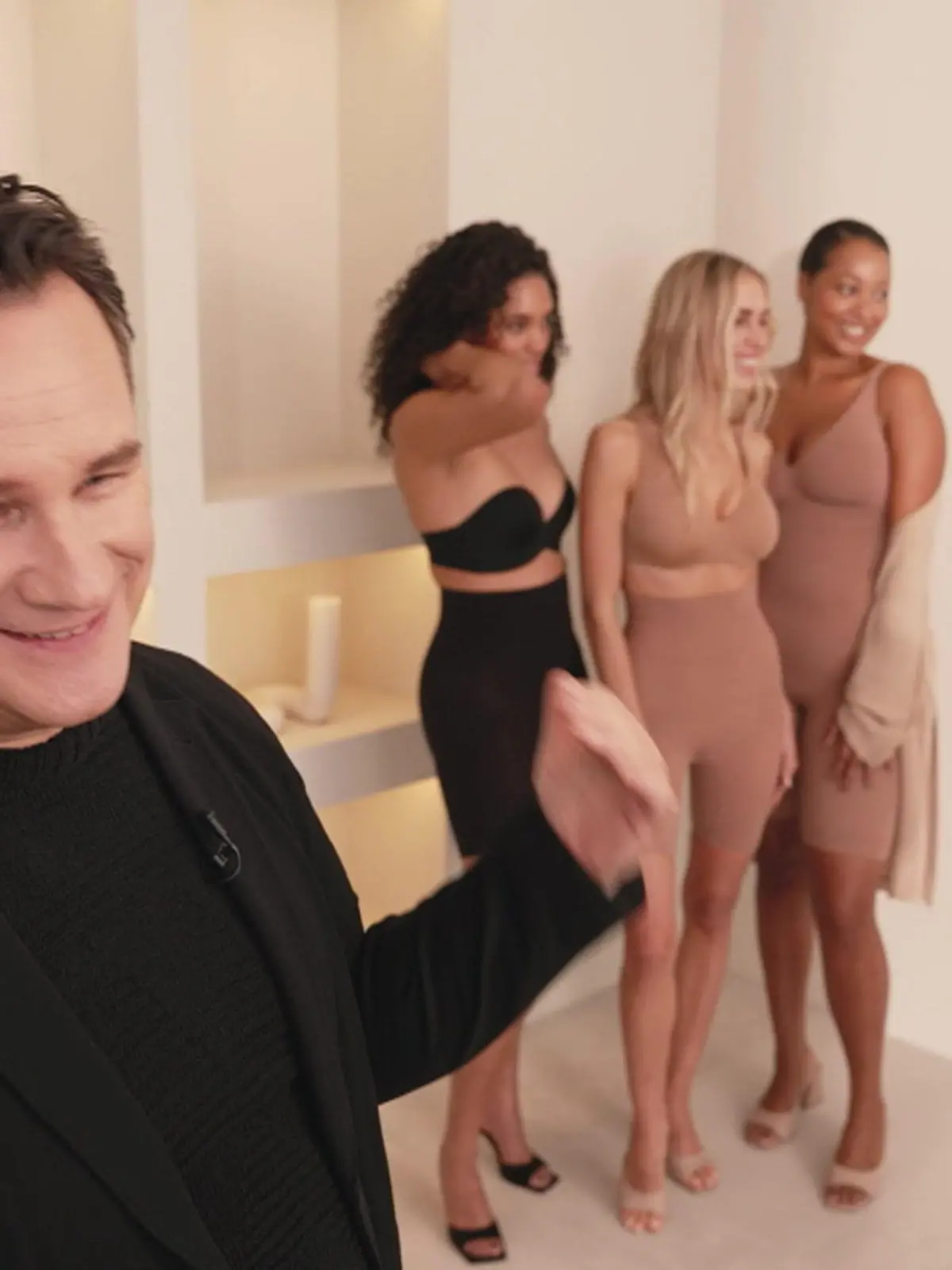 Was kann dieser Mann eigentlich nicht? 

Seit Jahren ist Guido Maria Kretschmer (58) vor allem durch die Sendung „Shopping Queen“ bekannt. Mit seinen witzigen Sprüchen zaubert er uns allen immer wieder ein Lächeln ins Gesicht. Doch damit nicht genug: Er macht Mode, Unterwäsche und Einrichtung – und jetzt auch noch Shapewear. Welchen Job der 58-Jährige im nächsten Leben haben will, verrät er uns oben im Video. 