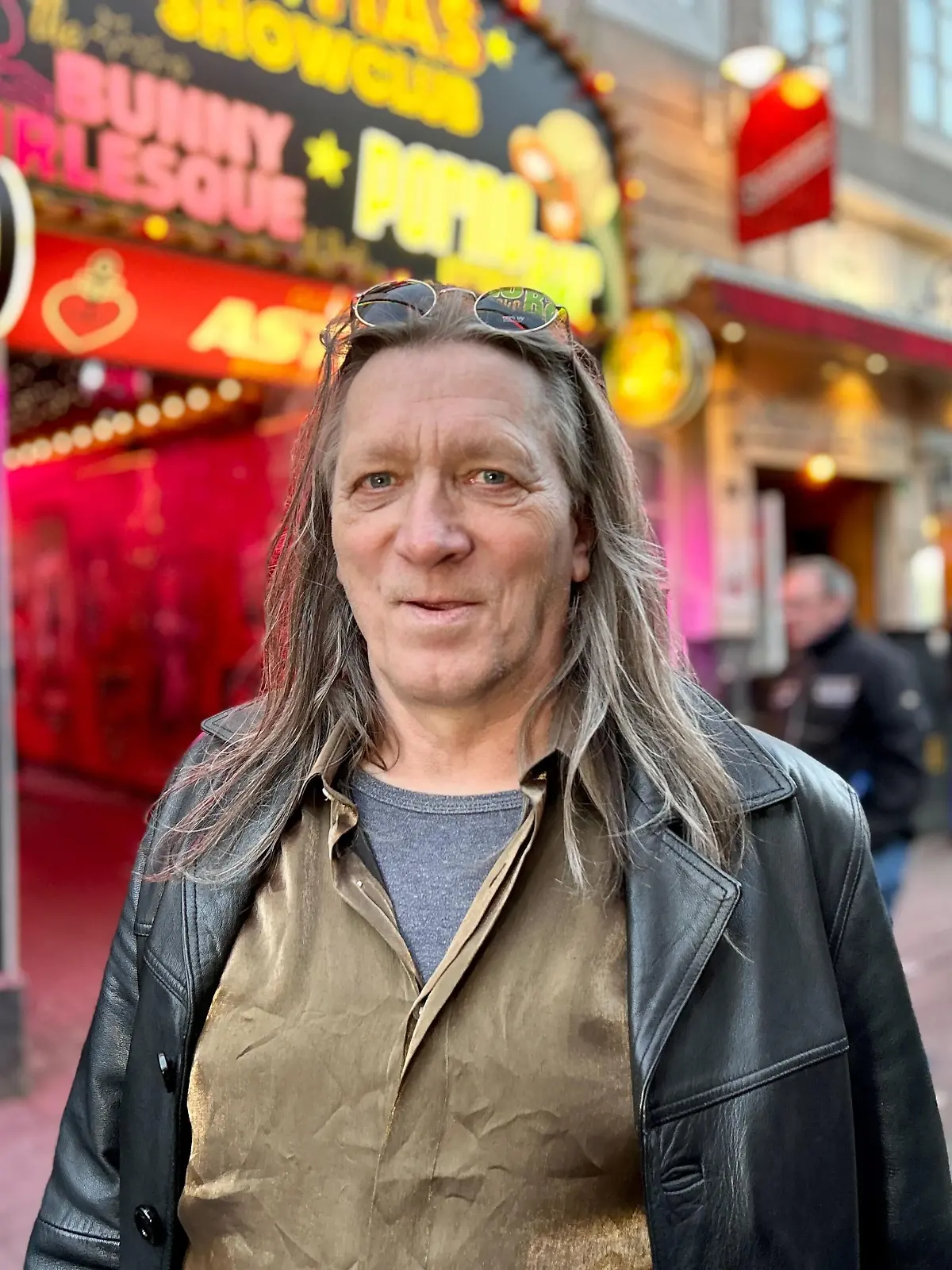 Auf der Hamburger Reeperbahn dreht Achim Bubert sein neustes Musikvideo,