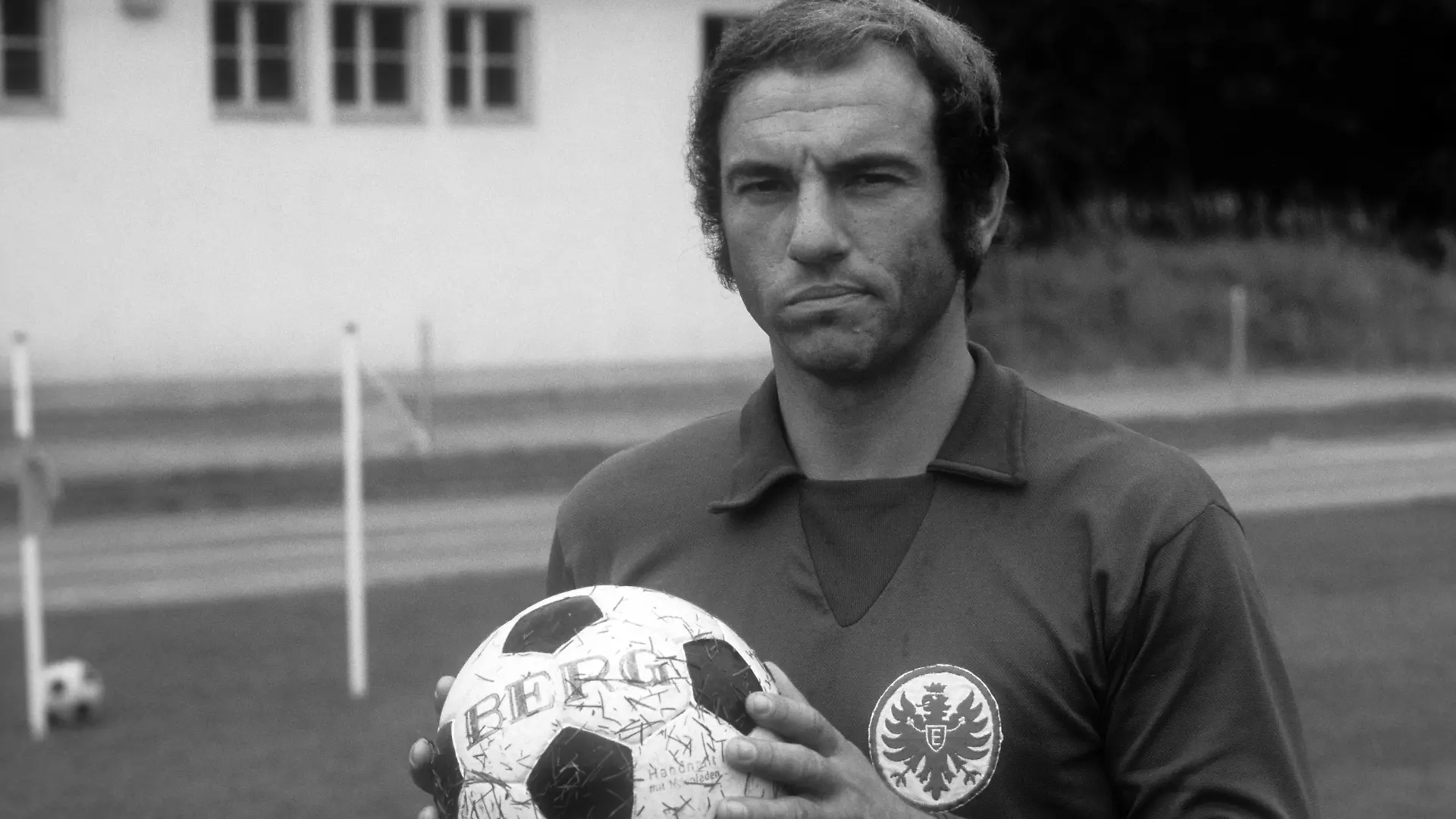 Torwart Dr. Peter Kunter (Eintracht Frankfurt)

Goalkeeper Dr Peter Kunter Eintracht Frankfurt