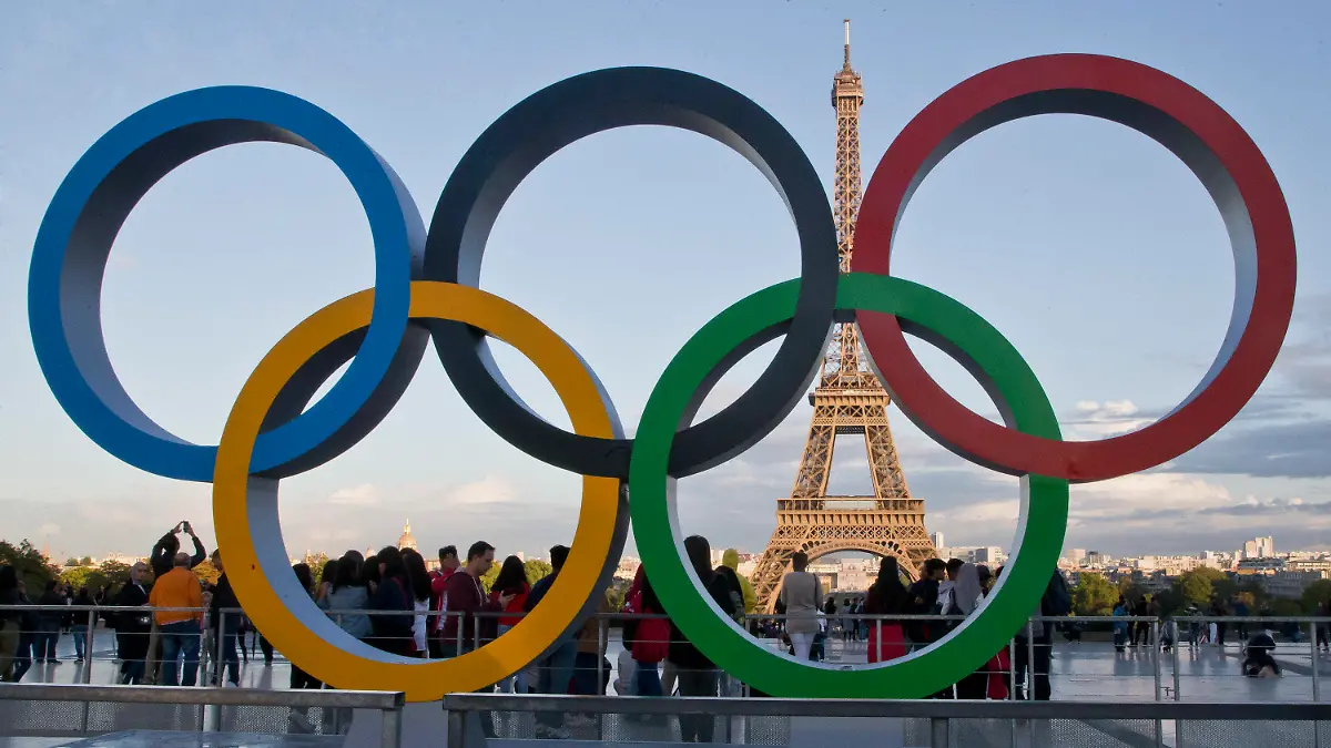 ARCHIV - 13.09.2017, Frankreich, Paris: Die Olympischen Ringe 2017 in Paris vor dem Eiffelturm. Im Juli und August finden die Sommerspiele 2024 in der französischen Hauptstadt statt. Die Nationalen Olympischen Komitees der baltischen Staaten haben sich gegen die Teilnahme russischer und belarussischer Athleten an den Olympischen Spielen ausgesprochen. (zu dpa: «Baltikum: Olympische Komitees gegen Russen und Belarussen bei Olympia») Foto: Michel Euler/AP/dpa +++ dpa-Bildfunk +++