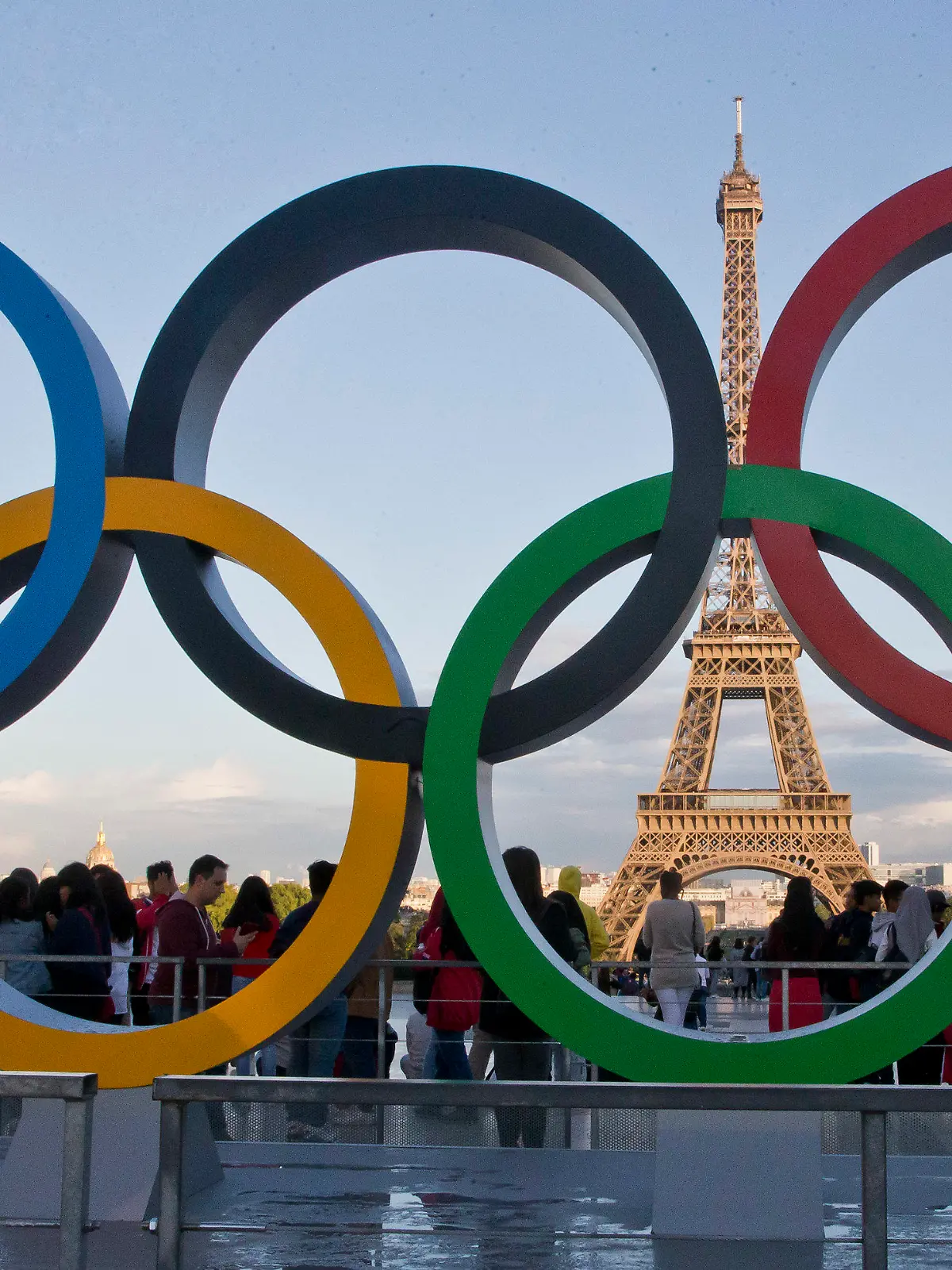 ARCHIV - 13.09.2017, Frankreich, Paris: Die Olympischen Ringe 2017 in Paris vor dem Eiffelturm. Im Juli und August finden die Sommerspiele 2024 in der französischen Hauptstadt statt. Die Nationalen Olympischen Komitees der baltischen Staaten haben sich gegen die Teilnahme russischer und belarussischer Athleten an den Olympischen Spielen ausgesprochen. (zu dpa: «Baltikum: Olympische Komitees gegen Russen und Belarussen bei Olympia») Foto: Michel Euler/AP/dpa +++ dpa-Bildfunk +++