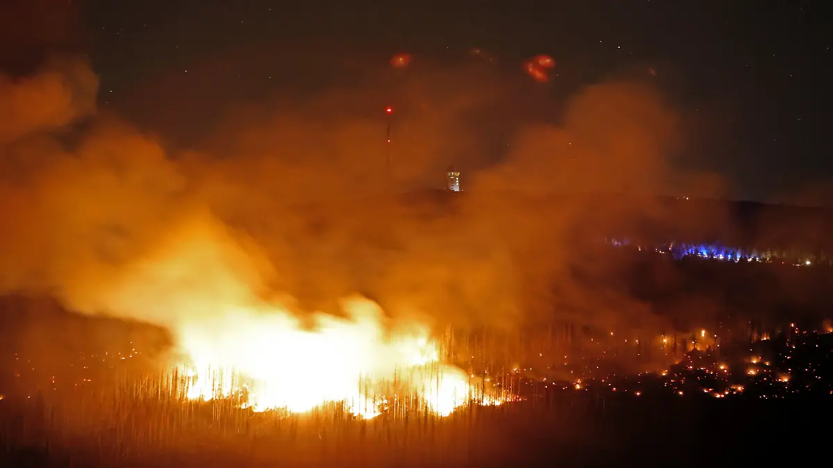 04.09.2022, Sachsen-Anhalt, Schierke: Am frühen Morgen lodern am Brocken die Flammen. Unterhalb des Gipfels des Berges war am Vortag ein Waldbrand ausgebrochen. Foto: Matthias Bein/dpa +++ dpa-Bildfunk +++
