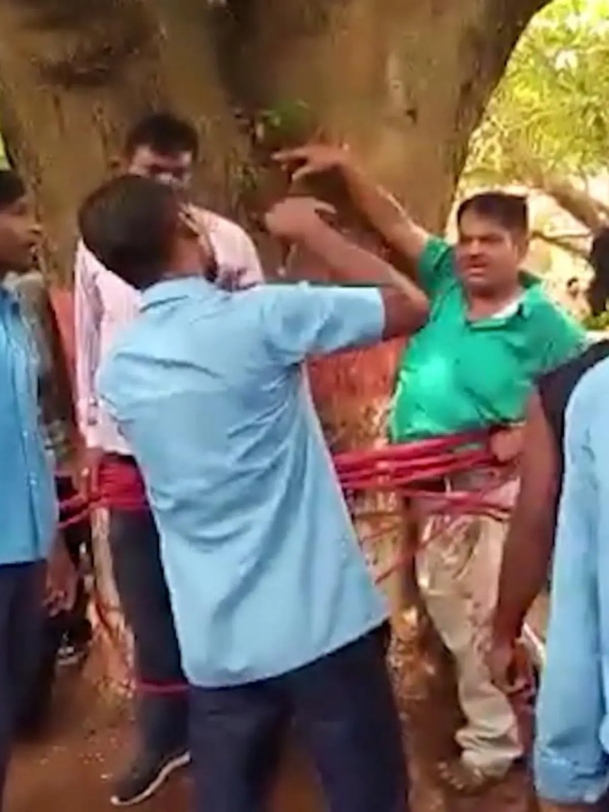 Weil sie mit ihrer Benotung nicht zufrieden waren, haben Schüler aus Dumka in Indien ihre Lehrer angeblich an einen Baum gefesselt und sogar geschlagen.