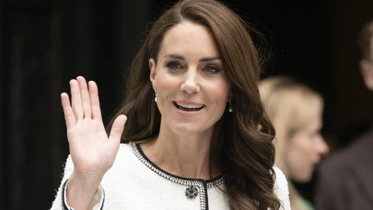 ARCHIV - 20.06.2023, Großbritannien, London: Kate (r), Prinzessin von Wales, winkt bei einem Besuch zur Wiedereröffnung der National Portrait Gallery nach einem dreijährigen Renovierungsprogramm. (zu dpa: «Prinzessin Kate äußert sich zu Verdacht der Bildmanipulation») Foto: Paul Grover/The Telegraph/PA Wire/dpa +++ dpa-Bildfunk +++