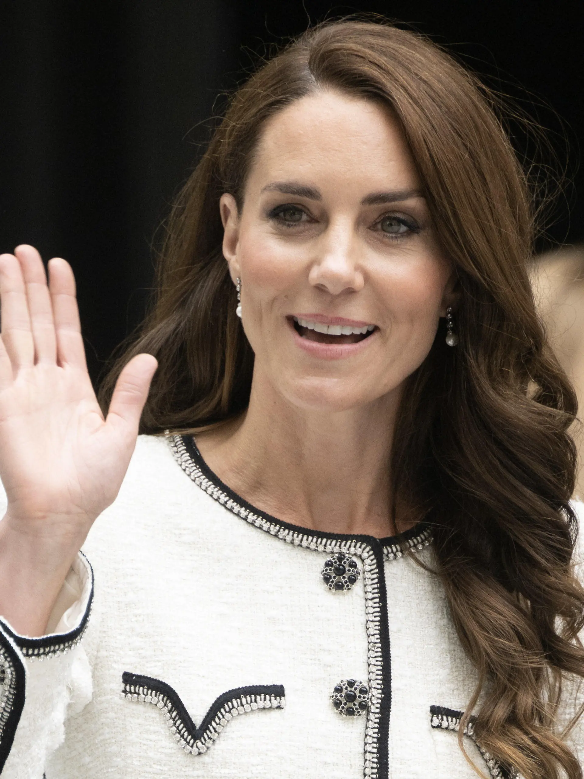 ARCHIV - 20.06.2023, Großbritannien, London: Kate (r), Prinzessin von Wales, winkt bei einem Besuch zur Wiedereröffnung der National Portrait Gallery nach einem dreijährigen Renovierungsprogramm. (zu dpa: «Prinzessin Kate äußert sich zu Verdacht der Bildmanipulation») Foto: Paul Grover/The Telegraph/PA Wire/dpa +++ dpa-Bildfunk +++