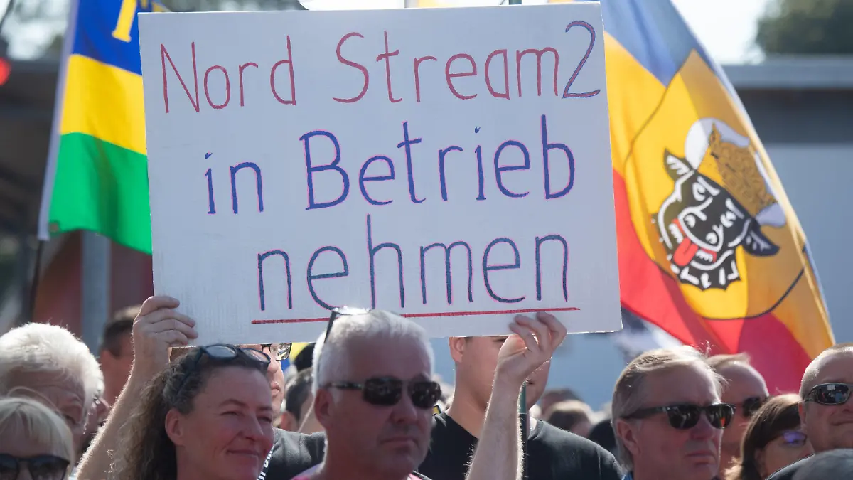 04.09.2022, Mecklenburg-Vorpommern, Lubmin: Menschen nehmen an einer Demonstration für die Inbetriebnahme von Nord Stream 2 in Lubmin teil. Der Protest der Demonstration richtete sich erneut auch gegen die Russland-Sanktionen der EU im russischen Angriffskrieg. Foto: Stefan Sauer/dpa +++ dpa-Bildfunk +++