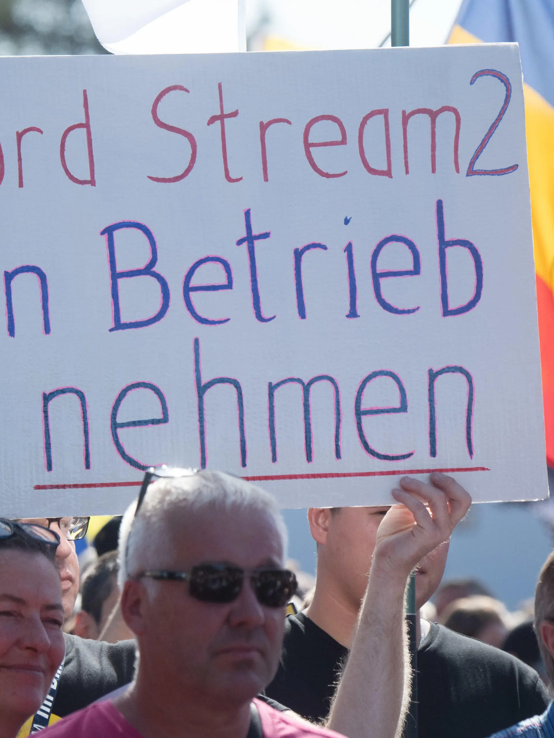 04.09.2022, Mecklenburg-Vorpommern, Lubmin: Menschen nehmen an einer Demonstration für die Inbetriebnahme von Nord Stream 2 in Lubmin teil. Der Protest der Demonstration richtete sich erneut auch gegen die Russland-Sanktionen der EU im russischen Angriffskrieg. Foto: Stefan Sauer/dpa +++ dpa-Bildfunk +++