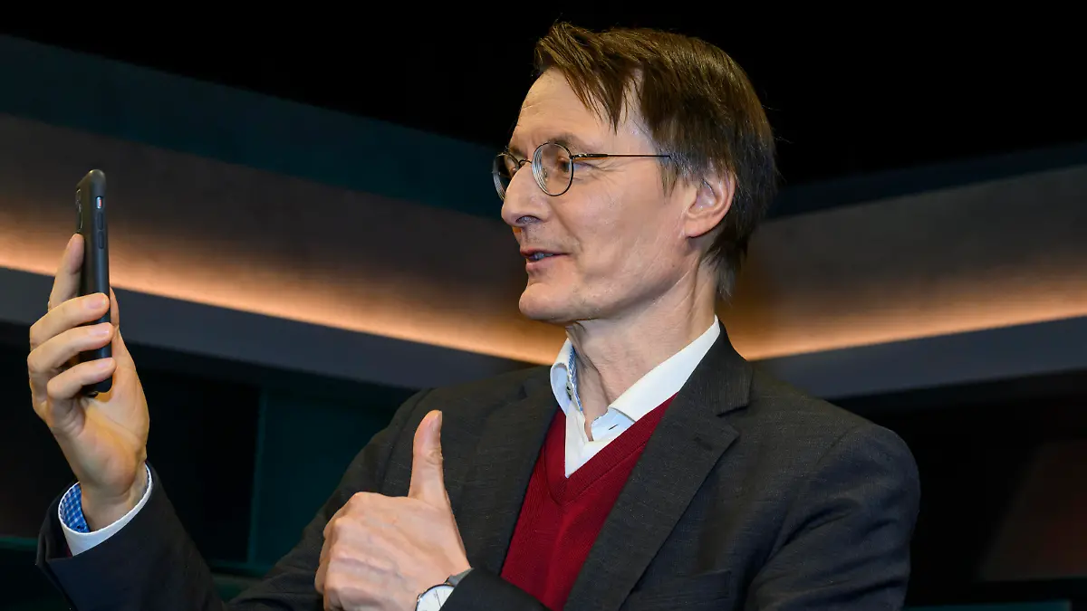 Karl Lauterbach SPD: Bundesgesundheitsminister, kommuniziert mit seinen Fans, Social Media, Thema - Populismus, Hass und Fakes - Wie gefaehrlich sind soziale Medien, hart aber fair Polittalk, TV, Format, mit Moderator - Louis Klamroth, Das Erste, 18.03. 2024, *** Karl Lauterbach SPD Federal Minister of Health, communicates with his fans, social media, topic populism, hate and fakes How dangerous are social media, hart aber fair Polittalk, TV, format, with presenter Louis Klamroth, Das Erste, 18 03 2024, Copyright: HMBxMedia/UwexKoch