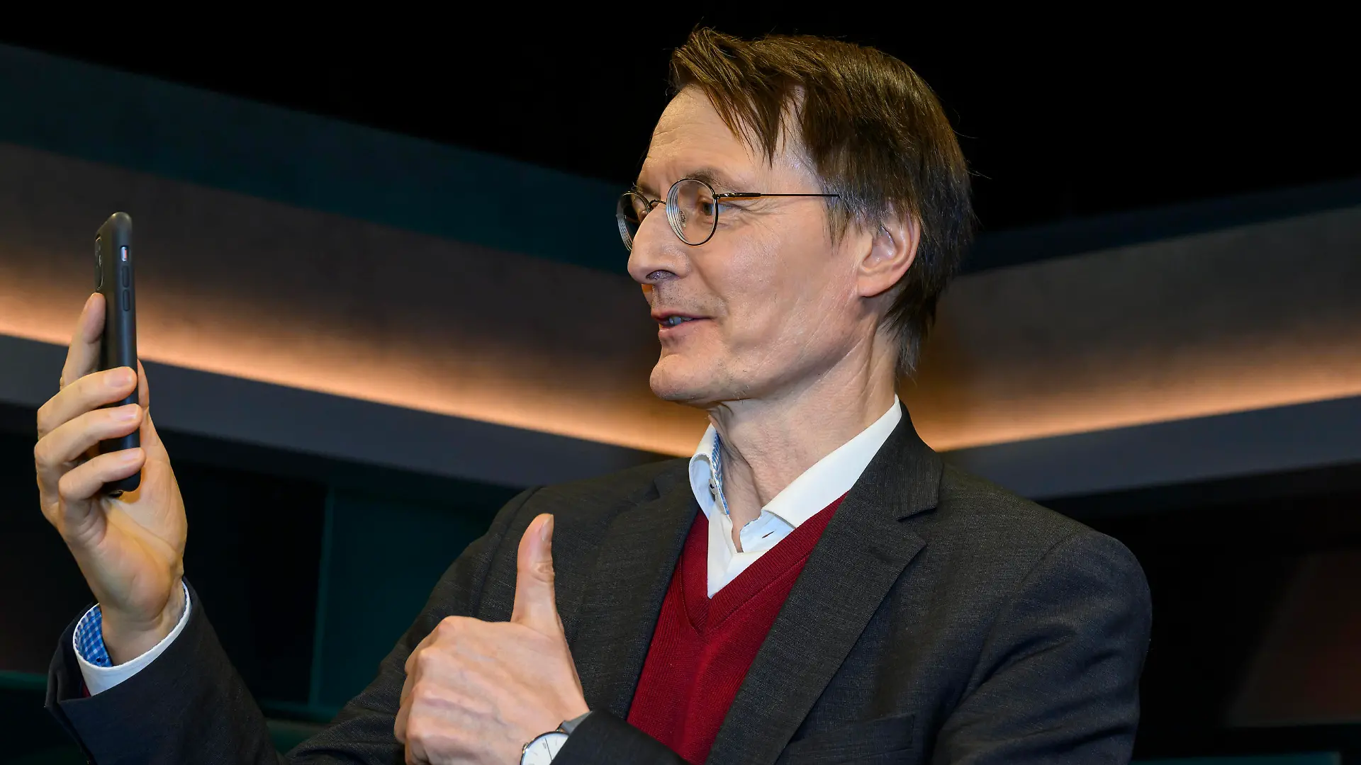 Karl Lauterbach SPD: Bundesgesundheitsminister, kommuniziert mit seinen Fans, Social Media, Thema - Populismus, Hass und Fakes - Wie gefaehrlich sind soziale Medien, hart aber fair Polittalk, TV, Format, mit Moderator - Louis Klamroth, Das Erste, 18.03. 2024, *** Karl Lauterbach SPD Federal Minister of Health, communicates with his fans, social media, topic populism, hate and fakes How dangerous are social media, hart aber fair Polittalk, TV, format, with presenter Louis Klamroth, Das Erste, 18 03 2024, Copyright: HMBxMedia/UwexKoch