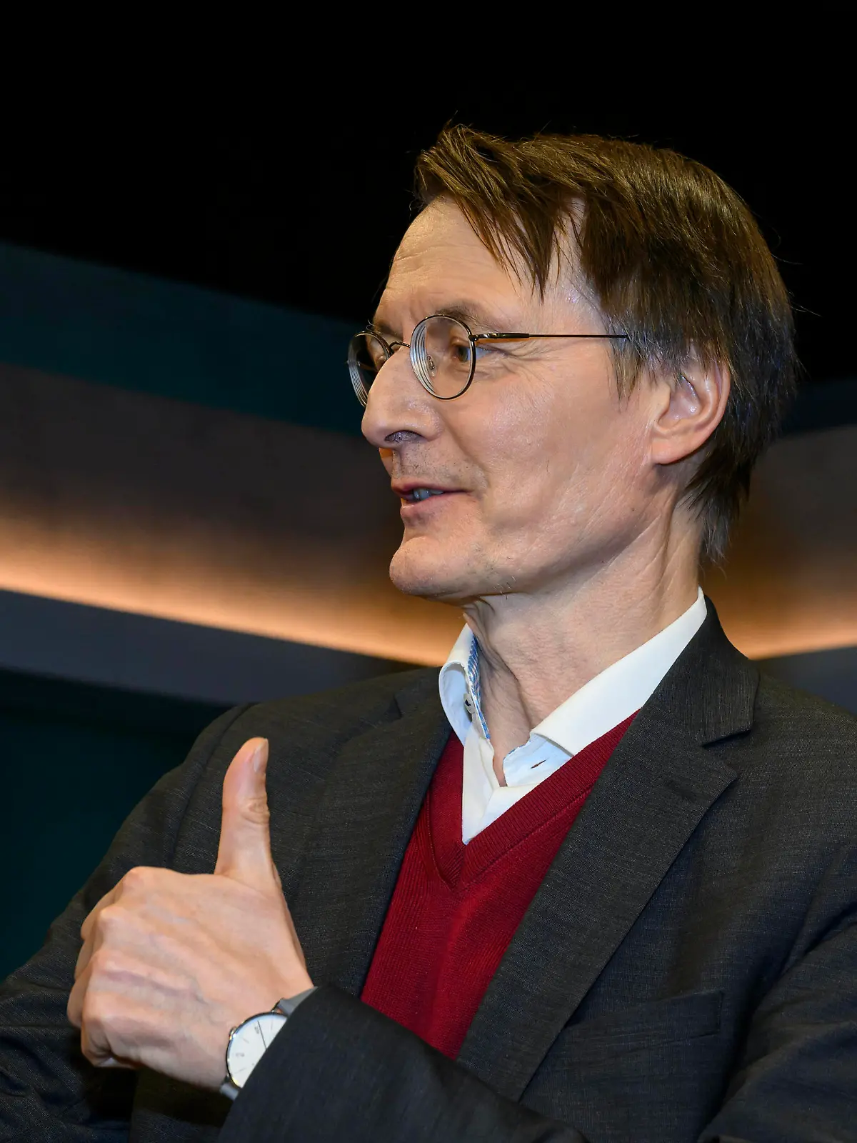 Karl Lauterbach SPD: Bundesgesundheitsminister, kommuniziert mit seinen Fans, Social Media, Thema - Populismus, Hass und Fakes - Wie gefaehrlich sind soziale Medien, hart aber fair Polittalk, TV, Format, mit Moderator - Louis Klamroth, Das Erste, 18.03. 2024, *** Karl Lauterbach SPD Federal Minister of Health, communicates with his fans, social media, topic populism, hate and fakes How dangerous are social media, hart aber fair Polittalk, TV, format, with presenter Louis Klamroth, Das Erste, 18 03 2024, Copyright: HMBxMedia/UwexKoch