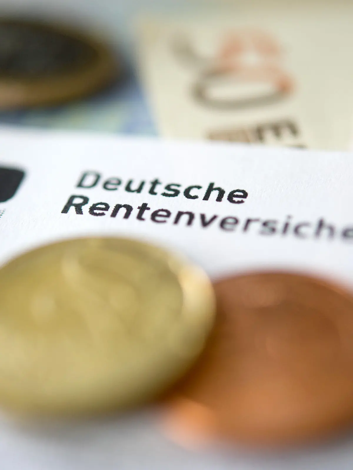 ILLUSTRATION - 21.06.2012, Baden-Württemberg, Stuttgart: Die Regierung will erstmals Milliarden für die Rente in den Aktienmarkt stecken. Mit den Erträgen sollen später die Beiträge stabilisiert werden.  (zu dpa: «Neuer Kapitalstock für die Rente - Kritik und Erwartungen») Foto: Marijan Murat/dpa +++ dpa-Bildfunk +++