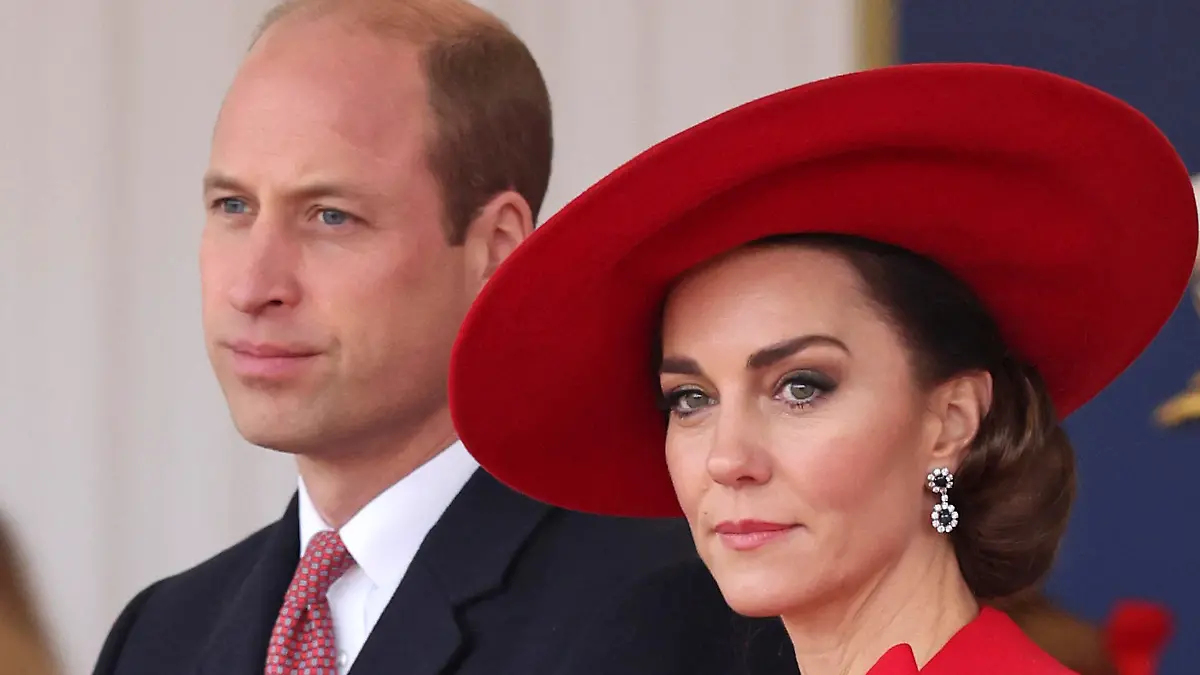ARCHIV - 21.11.2023, Großbritannien, London: Kate, Prinzessin von Wales, und William, Prinz von Wales, nehmen an einer feierlichen Begrüßung des Präsidenten und der First Lady der Republik Korea auf der Horse Guards Parade teil. (zu dpa: «Verschwörungstheorien um Kate sorgen für Unruhe im Königreich») Foto: Chris Jackson/Pool Getty/dpa +++ dpa-Bildfunk +++