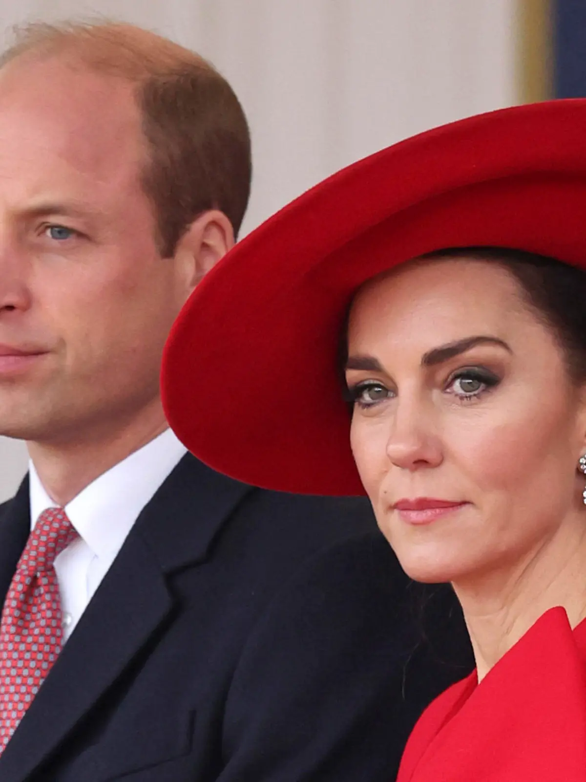 ARCHIV - 21.11.2023, Großbritannien, London: Kate, Prinzessin von Wales, und William, Prinz von Wales, nehmen an einer feierlichen Begrüßung des Präsidenten und der First Lady der Republik Korea auf der Horse Guards Parade teil. (zu dpa: «Verschwörungstheorien um Kate sorgen für Unruhe im Königreich») Foto: Chris Jackson/Pool Getty/dpa +++ dpa-Bildfunk +++