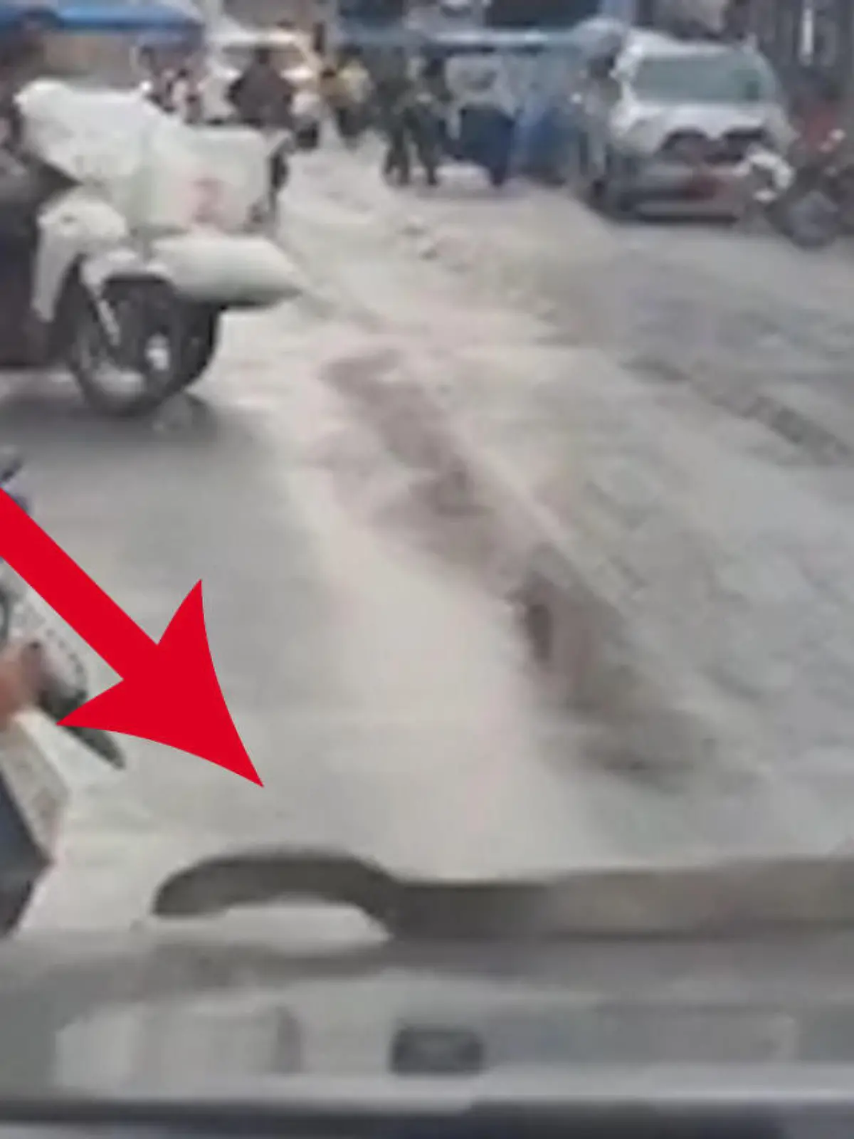 Als Sai Siriya Noochum im Straßenverkehr an einer Ampel wartet, macht sie eine erschreckende Entdeckung. Denn auf ihrer Motorhaube kriecht eine Schlange. Während das Tier die Mitfahrgelegenheit eventuell genießt, wäre die Fahrerin den unerwünschten Mitfahrer lieber los. Die skurrilen Bilder seht ihr im Video und erfahrt, wohin die Reise des Reptils führt.