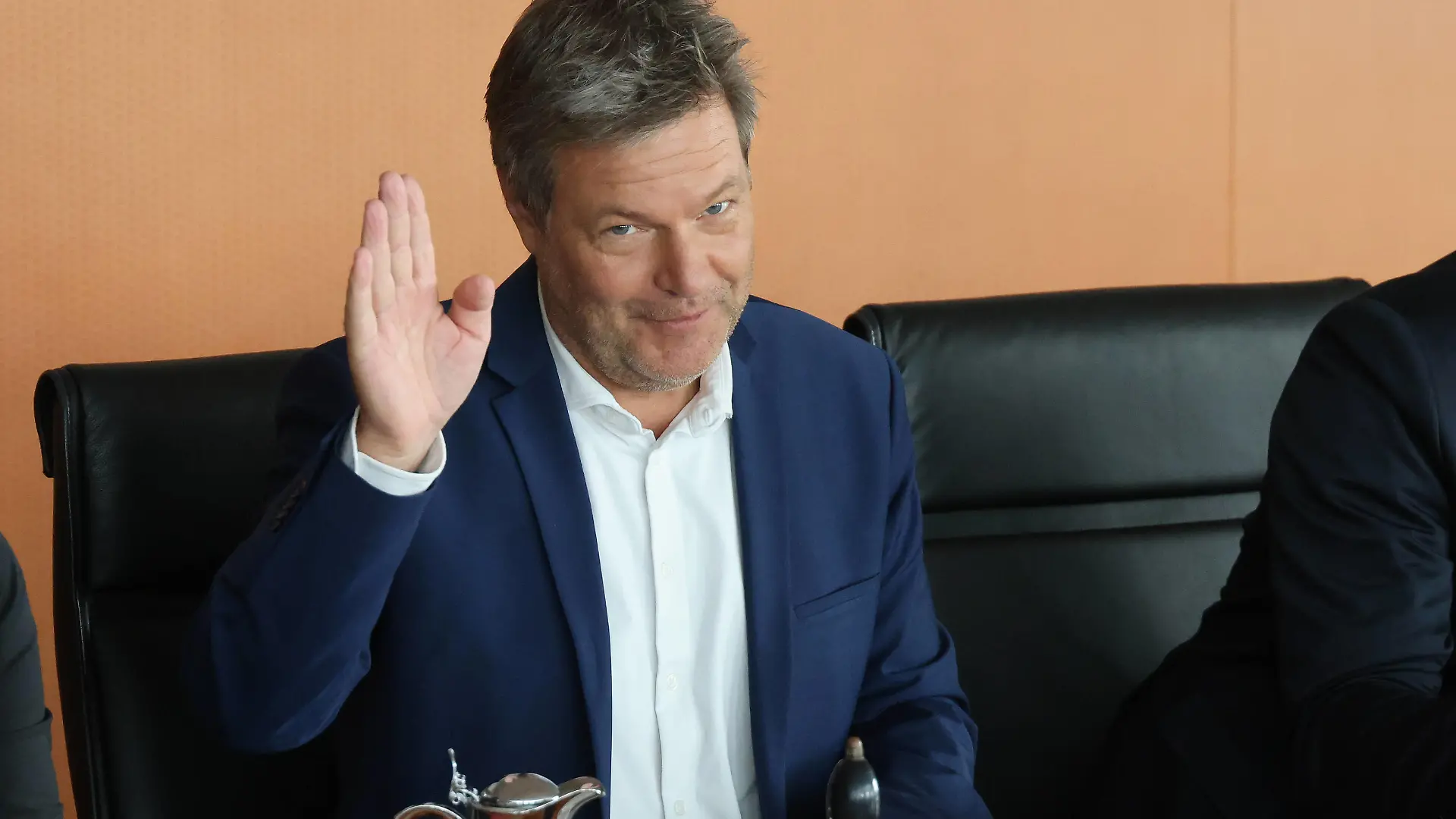 Habeck ohne Scholz 26.07.2023, Germany, Berlin, Bundeskanzleramt, Bundeskabinett, Sommerkabinett, Natiionale Wasserstoffstrategie, Vizekanzler Robert Habeck am Kabinettstisch ohne Bundeskanzler Berlin Berlin Germany *** Habeck without Scholz 26 07 2023, Germany, Berlin, Federal Chancellery, Federal Cabinet, Summer Cabinet, Natiional Hydrogen Strategy, Vice Chancellor Robert Habeck at the Cabinet Table without Chancellor Berlin Berlin Germany