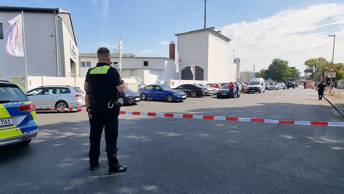 05.09.2022, Hannover: Ein Polizist steht vor einer Absperrung. Zuvor war ein Mann in einer Autowerkstatt in Hannover erschossen worden. (zu dpa: «Mann in Werkstatt erschossen - Polizei nimmt verdächtige Person fest») Foto: -/dpa - ACHTUNG: Verwendung nur im vollen Format +++ dpa-Bildfunk +++