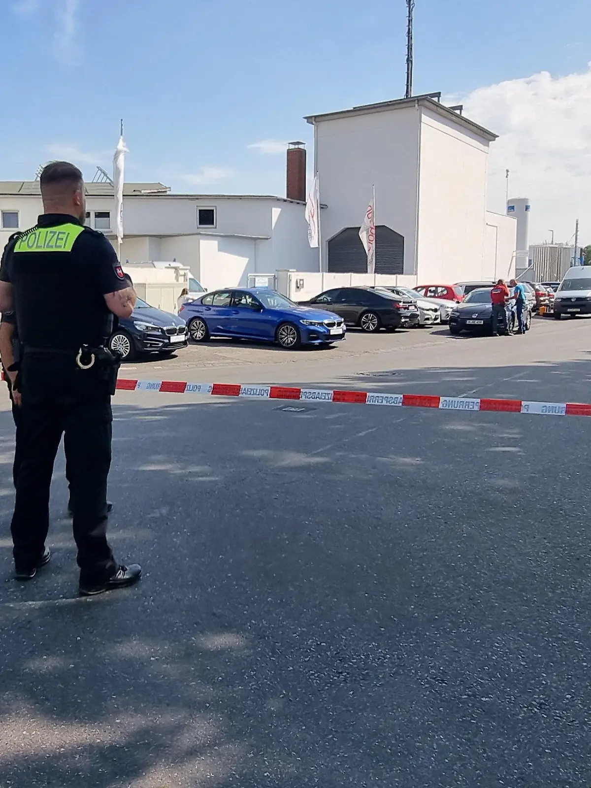 05.09.2022, Hannover: Ein Polizist steht vor einer Absperrung. Zuvor war ein Mann in einer Autowerkstatt in Hannover erschossen worden. (zu dpa: «Mann in Werkstatt erschossen - Polizei nimmt verdächtige Person fest») Foto: -/dpa - ACHTUNG: Verwendung nur im vollen Format +++ dpa-Bildfunk +++