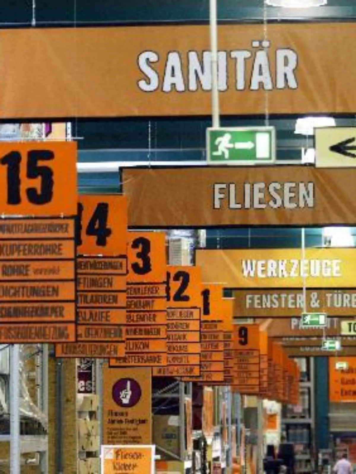 Schilder weisen auf das Angebot eines Hornbach-Baumarktes hin (Archivbild vom 25.06.2003). Von Obi bis Marktkauf, von Praktiker bis toom oder Hornbach - die deutschen Baumärkte sind angesichts der Niedrigpreise ein Paradies für Heimwerker. Fotograf: Franz Peter Tschauner dpa/lnw (zu lnw KORR: "Preiskampf der Baumärkte wird härter - Paradies für Heimwerker")