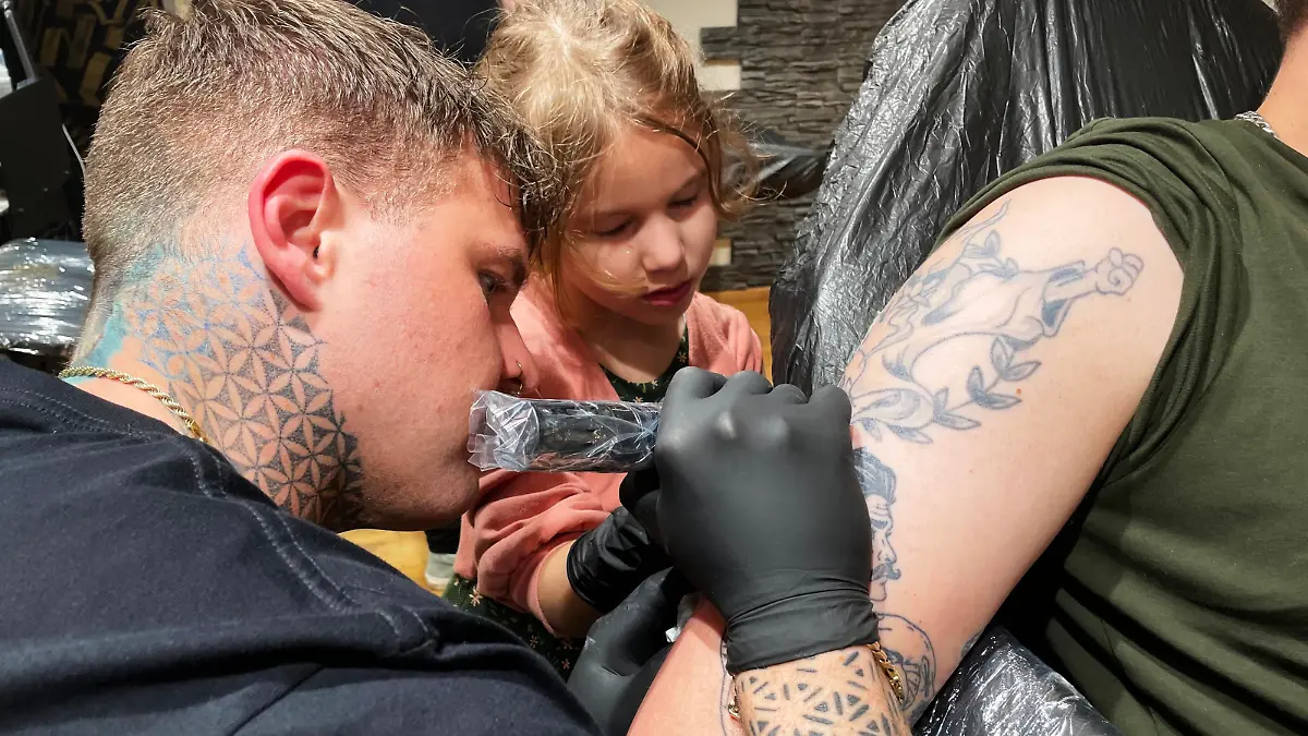 Edda ist erst sechs Jahre alt. Unter der professionellen Anleitung von Tattoo-Artist Jan Wolfsdorf tätowiert sie ihren Vater Christoph.