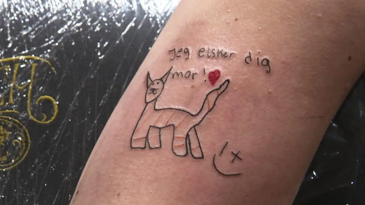 "Jeg elsker dig mor!" Die zehnjährige Zoe lernt in der Schule dänisch und sagt ihrer Mutter Aida Sommer mit diesem Tattoo: "Ich liebe dich, Mama!