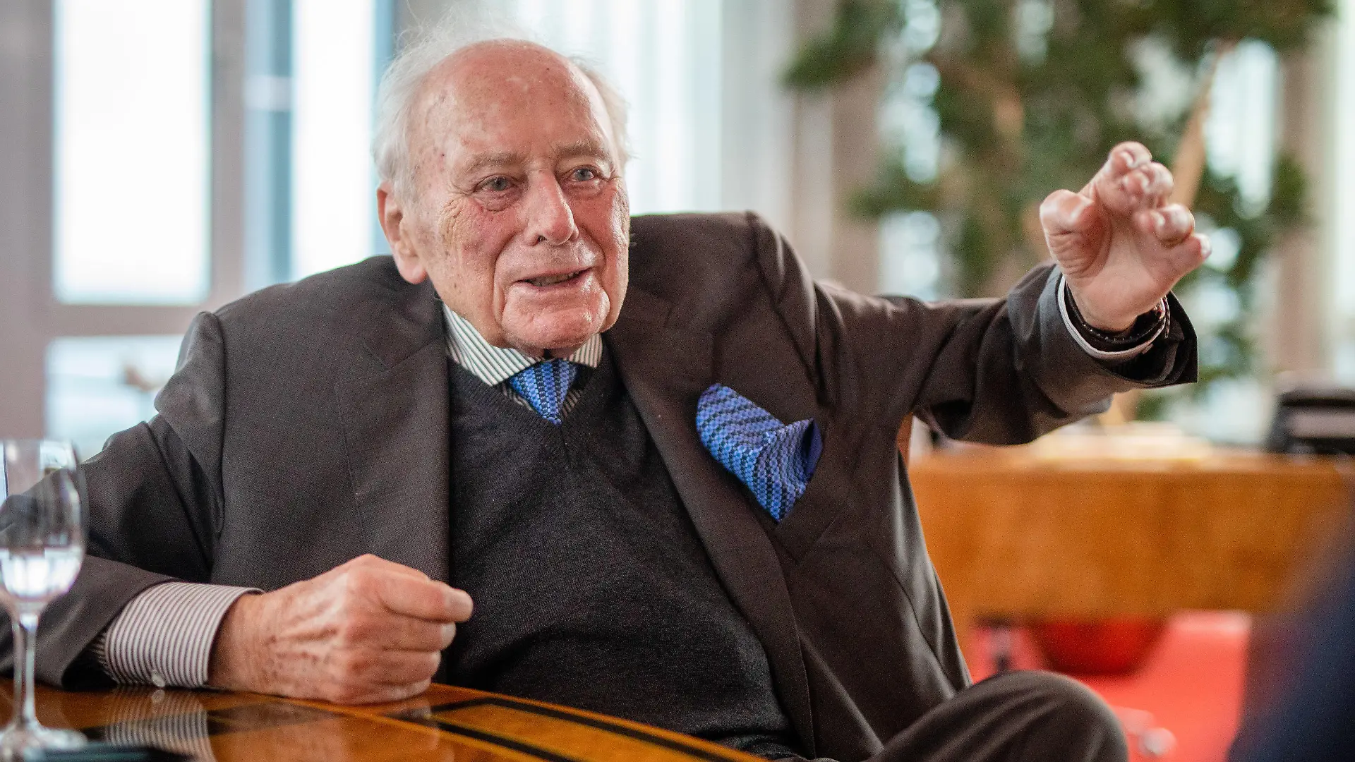 ARCHIV - 13.12.2022, Baden-Württemberg, Künzelsau: Reinhold Würth, Vorsitzender des Unternehmensbereirats der Würth-Gruppe, bei einem Interview mit der dpa in der Firmenzentrale in Künzelsau. (zu dpa: «Unternehmer und «Schraubenkönig» Würth rät Mitarbeitern von AfD ab») Foto: Christoph Schmidt/dpa +++ dpa-Bildfunk +++