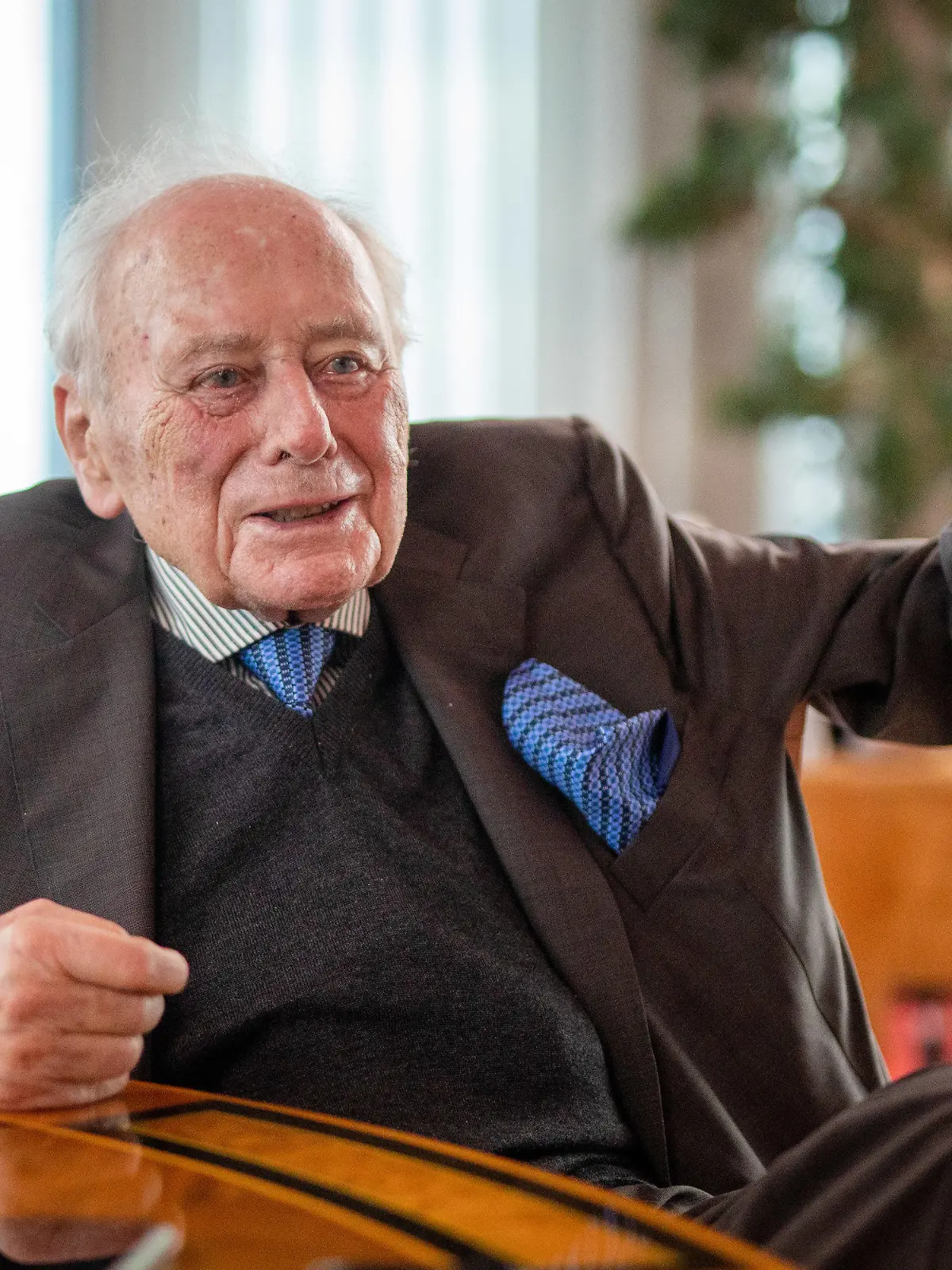 ARCHIV - 13.12.2022, Baden-Württemberg, Künzelsau: Reinhold Würth, Vorsitzender des Unternehmensbereirats der Würth-Gruppe, bei einem Interview mit der dpa in der Firmenzentrale in Künzelsau.  (zu dpa: «Unternehmer und «Schraubenkönig» Würth rät Mitarbeitern von AfD ab») Foto: Christoph Schmidt/dpa +++ dpa-Bildfunk +++