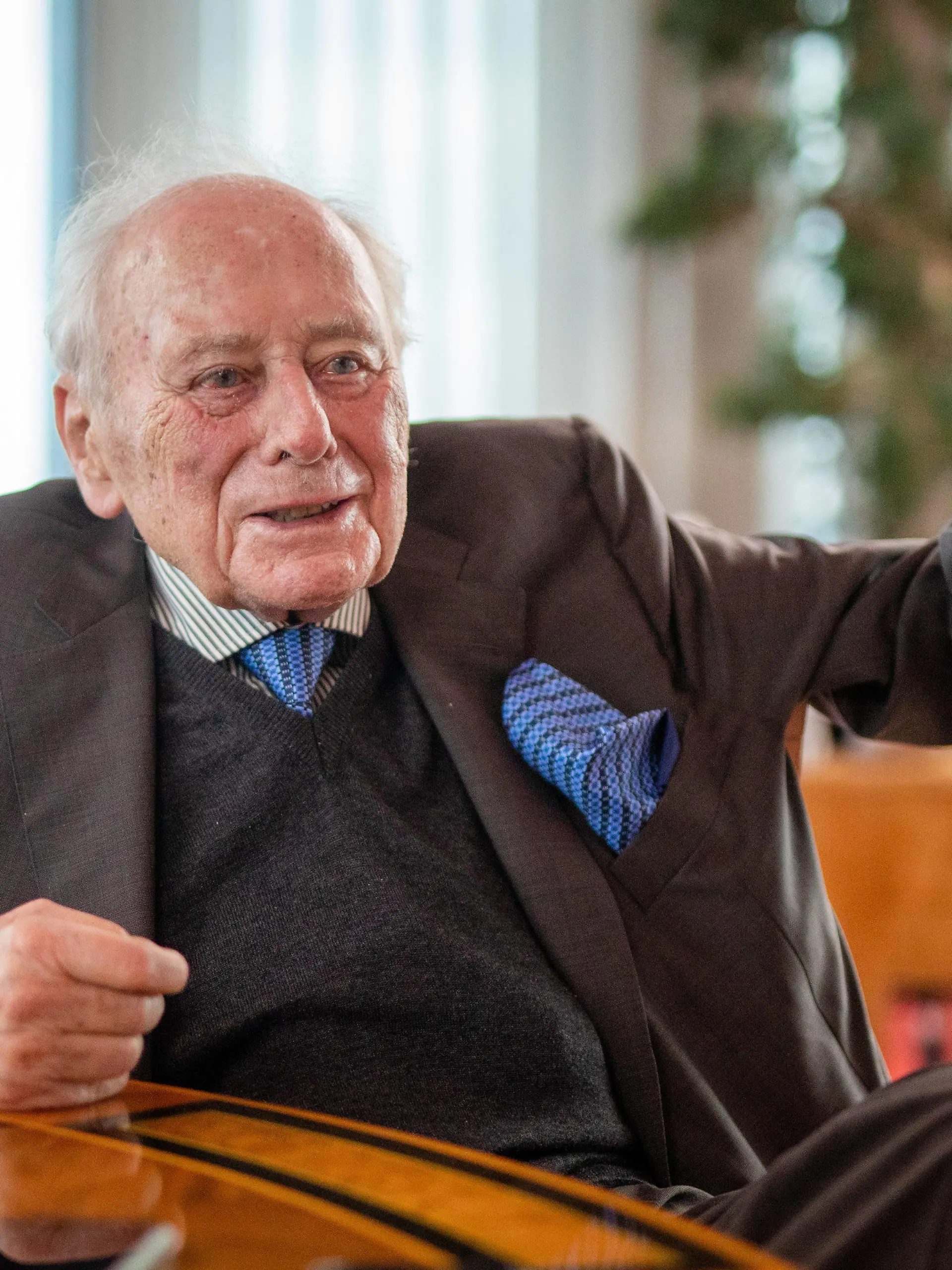ARCHIV - 13.12.2022, Baden-Württemberg, Künzelsau: Reinhold Würth, Vorsitzender des Unternehmensbereirats der Würth-Gruppe, bei einem Interview mit der dpa in der Firmenzentrale in Künzelsau.  (zu dpa: «Unternehmer und «Schraubenkönig» Würth rät Mitarbeitern von AfD ab») Foto: Christoph Schmidt/dpa +++ dpa-Bildfunk +++