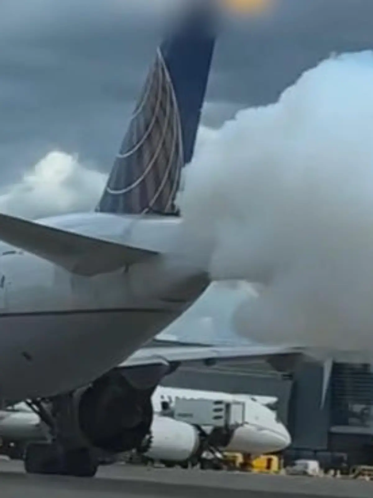Ein qualmendes Flugzeug sorgte auf dem London Heathrow Airport für Unruhe. Die Triebwerke des Passagierjets rauchten plötzlich stark und verängstigte die Reisenden. Entwarnung: Der Flieger konnte unbedenklich starten, denn der Qualm wurde durch einen normalen Vorgang verursacht.
