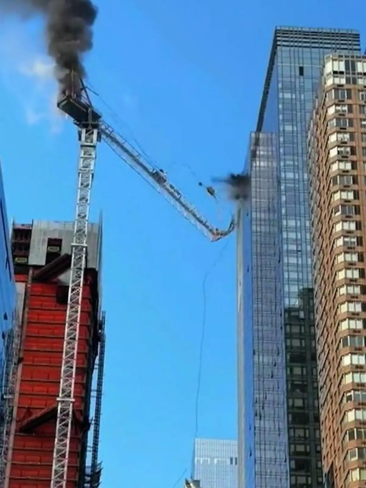 In New York ist ein Baukran auf dem Neubau eines Hochhauses in Brand geraten und dann teilweise abgebrochen. Dabei beschädigten Trümmerteile auch noch Gebäude auf der gegenüberliegenden Straßenseite. Nach Angaben der New Yorker Feuerwehr wurden mindestens sechs Menschen leicht verletzt, darunter auch zwei Feuerwehrmänner.