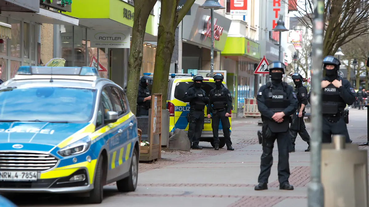19.03.2024, Nordrhein-Westfalen, Bochum: Einsatzkräfte der Polizei stehen in der Innenstadt von Bochum. In der von der Polizei weiträumig abgesperrten Sparkasse an der Oststraße in Bochum sind nach Angaben der Einsatzkräfte zwei Gegenstände gefunden worden. Foto: Justin Brosch/dpa +++ dpa-Bildfunk +++